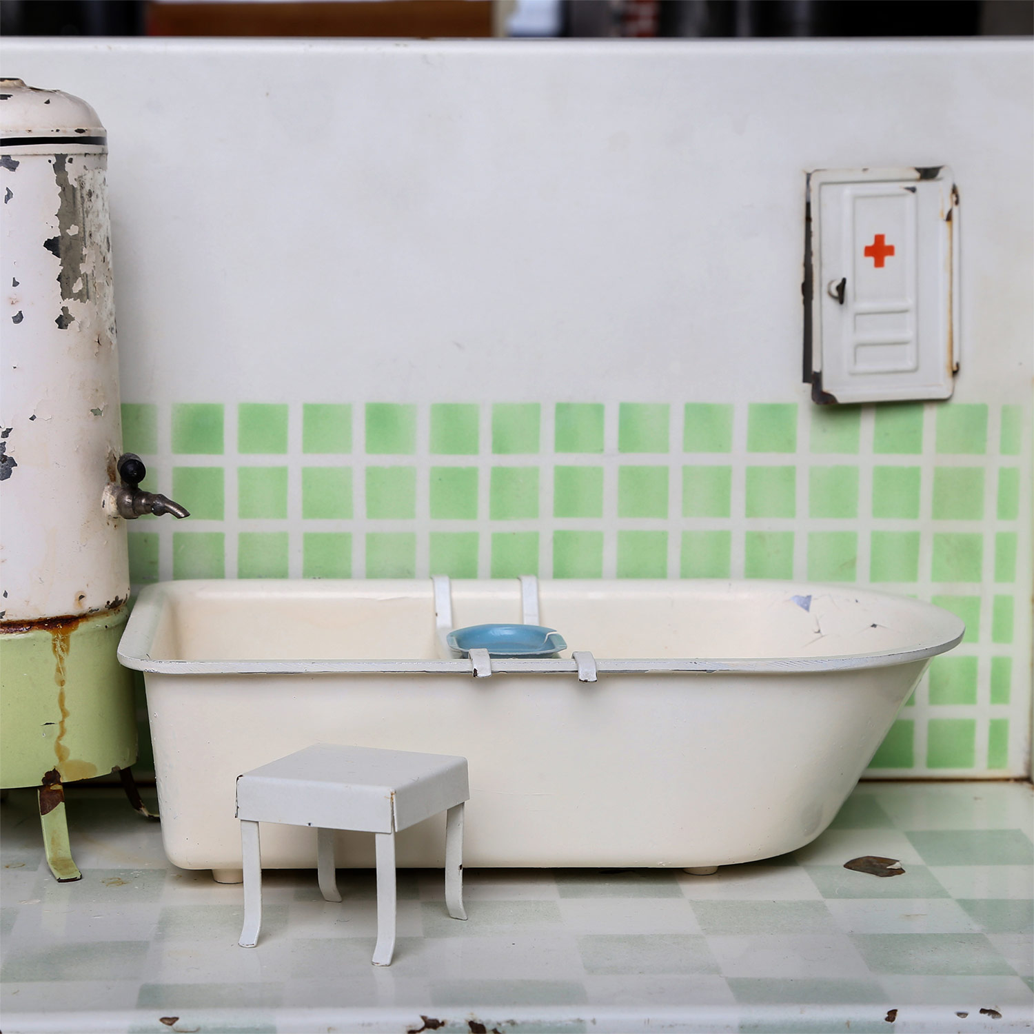 KIBRI Puppenbadezimmer, 1950er Jahre, Blech, beige-grüner Kacheldekor, Toilettenschüssel u. - Image 4 of 7