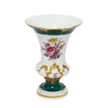 MEISSEN Prunkvase "B-Form", Pfeifferzeit 1924-1934. Kratervase auf verschraubtem Rundfuß, Vorder-