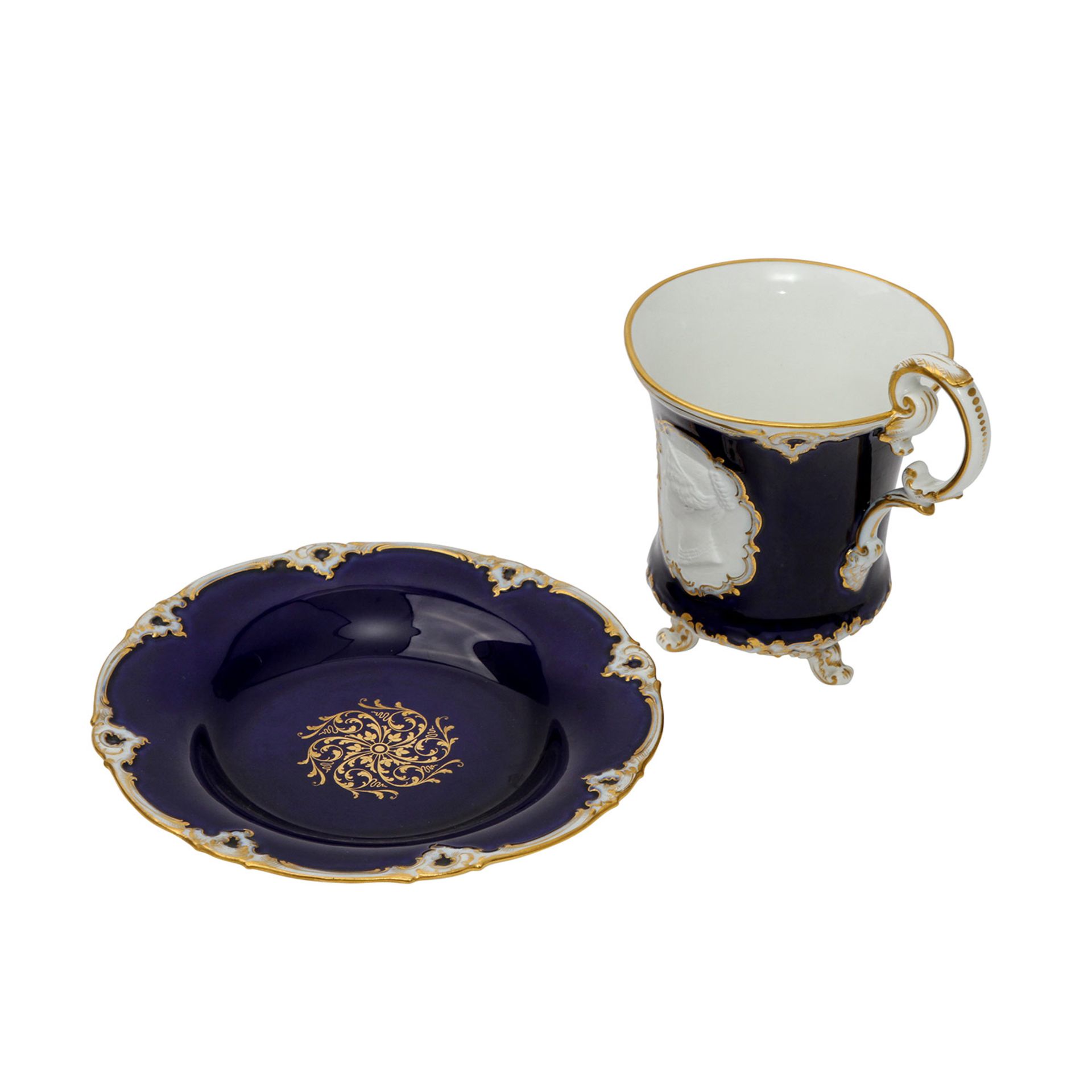 MEISSEN Historismus Tasse mit Untertasse, 1860-1924. Große Bechertasse auf Tatzenfüßen mit Voluten- - Image 6 of 8