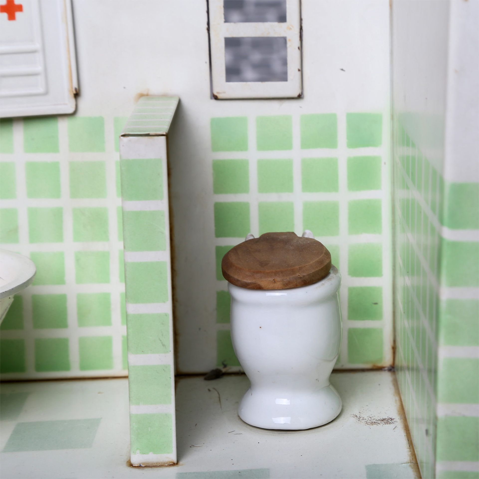 KIBRI Puppenbadezimmer, 1950er Jahre, Blech, beige-grüner Kacheldekor, Toilettenschüssel u. - Image 6 of 7