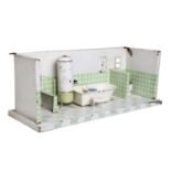KIBRI Puppenbadezimmer, 1950er Jahre, Blech, beige-grüner Kacheldekor, Toilettenschüssel u.