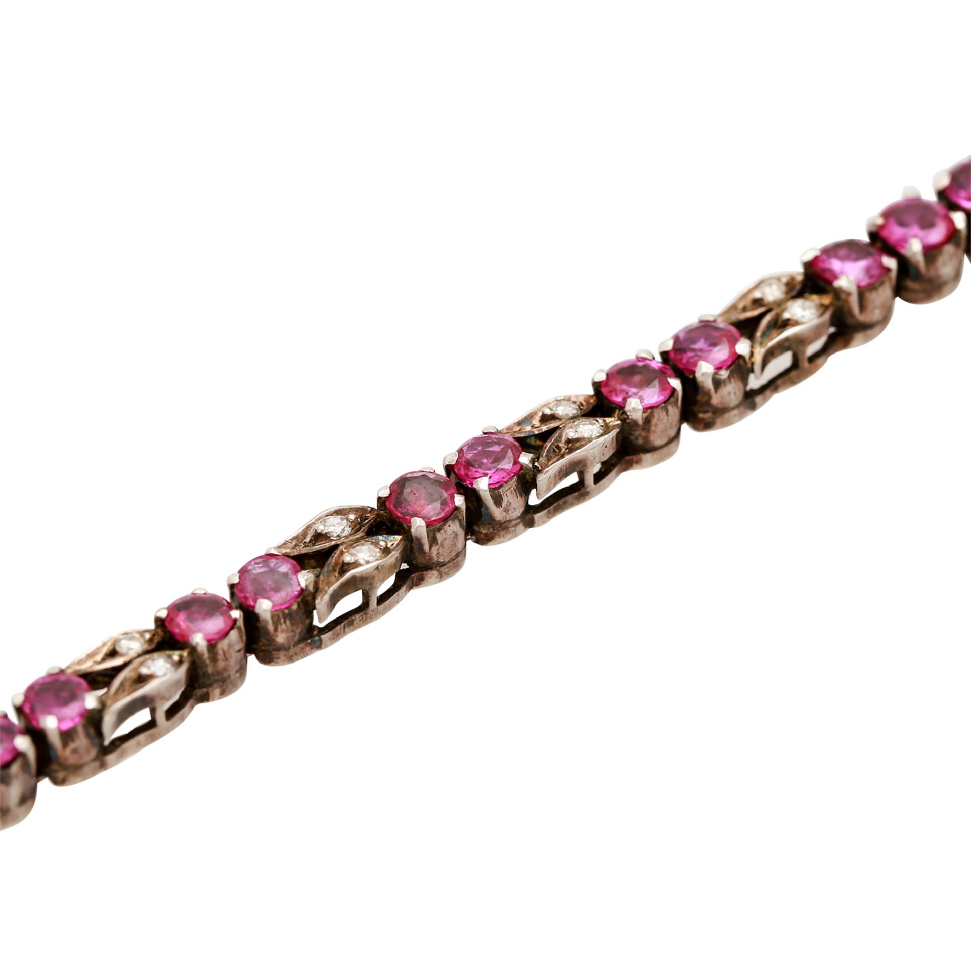 Silberarmband mit Rubinen und Diamanten, 29 Rubine, 28 Brillanten von zus. ca. 0,28 ct von mittlerer - Image 4 of 4