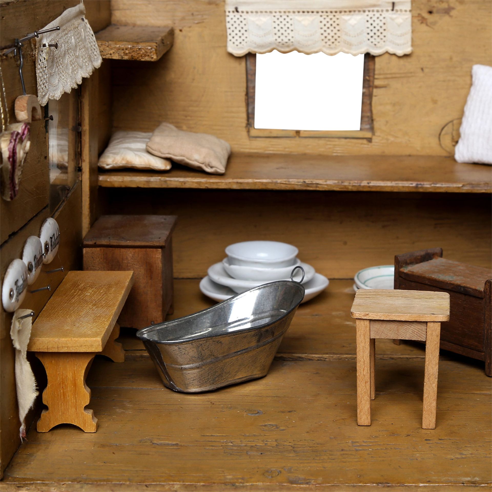 Puppenskihütte, 1930er/40er Jahre, bemaltes Nadelholzgehäuse, 2 verglaste Fenster m. Vorhängen, - Image 3 of 5