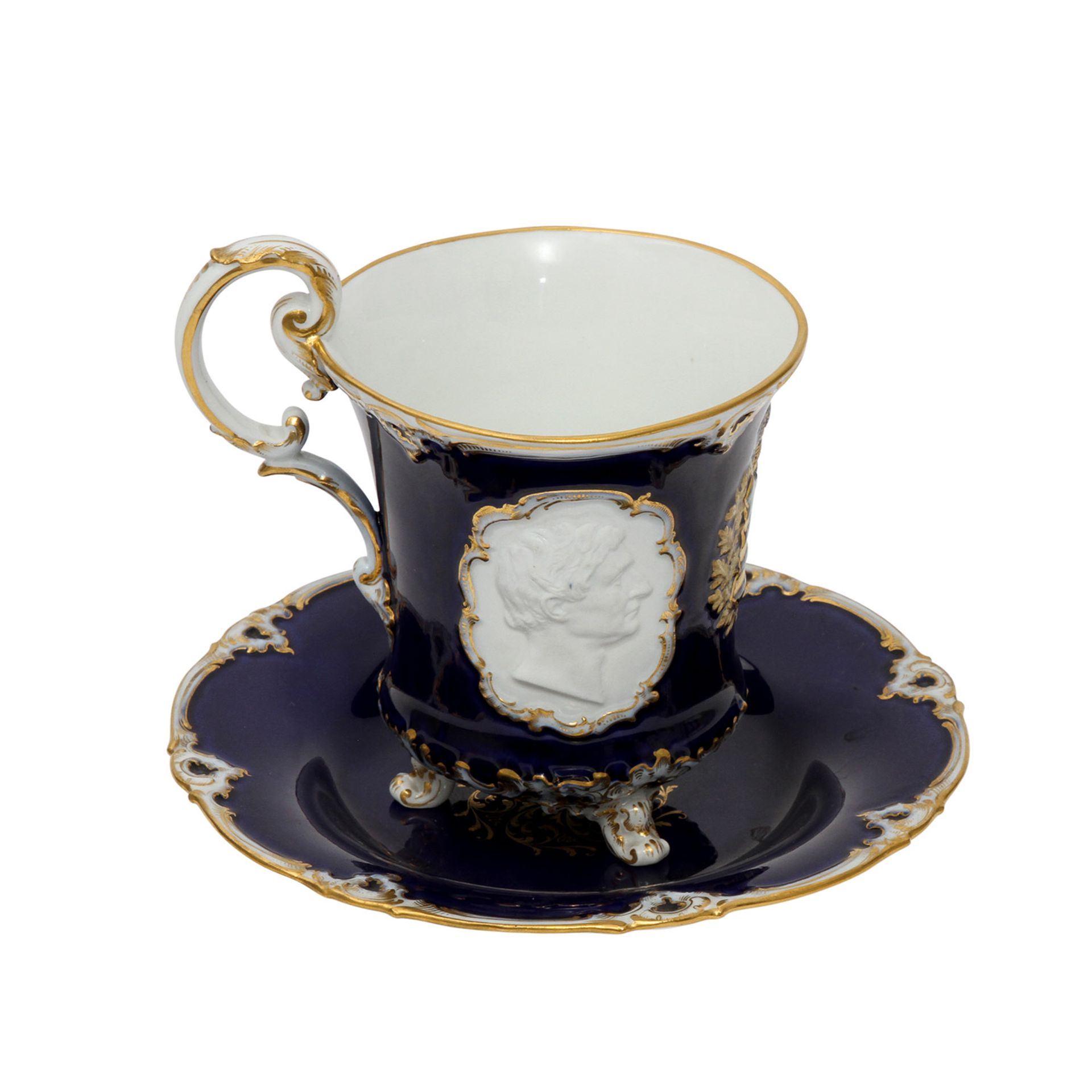 MEISSEN Historismus Tasse mit Untertasse, 1860-1924. Große Bechertasse auf Tatzenfüßen mit Voluten- - Image 4 of 8