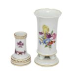 MEISSEN Vase und Leuchter, 20. Jh. Bestehend aus kleiner Zylindervase mit Tatzenfüßen auf Rundfuß,