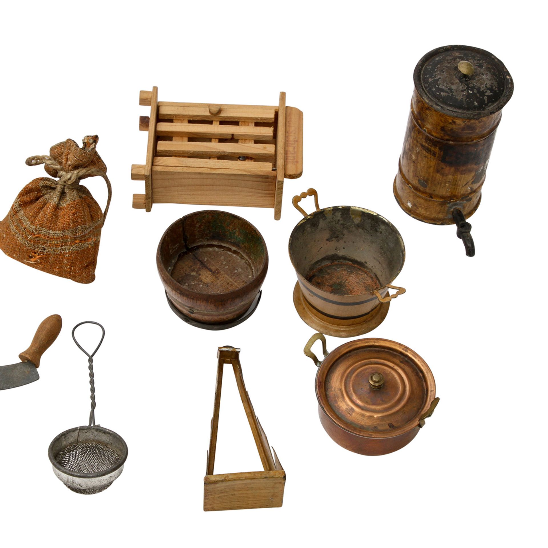 Zubehör für die Puppenküche, 1.H. 20.Jh., bestehend aus Möbeln u. Zubehör aus Holz, Kupfer, Blech - Image 5 of 5