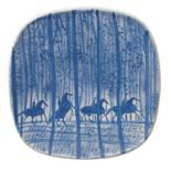 BRASILIER, ANDRÉ (geb. 1929), Teller 'Blaue Reiter'. Keramik, geritztes und blau staffiertes Motiv