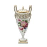 MEISSEN Schlangenhenkelvase, 20. Jhd. Weißporzellan mit reicher Goldstaffage und polychromer