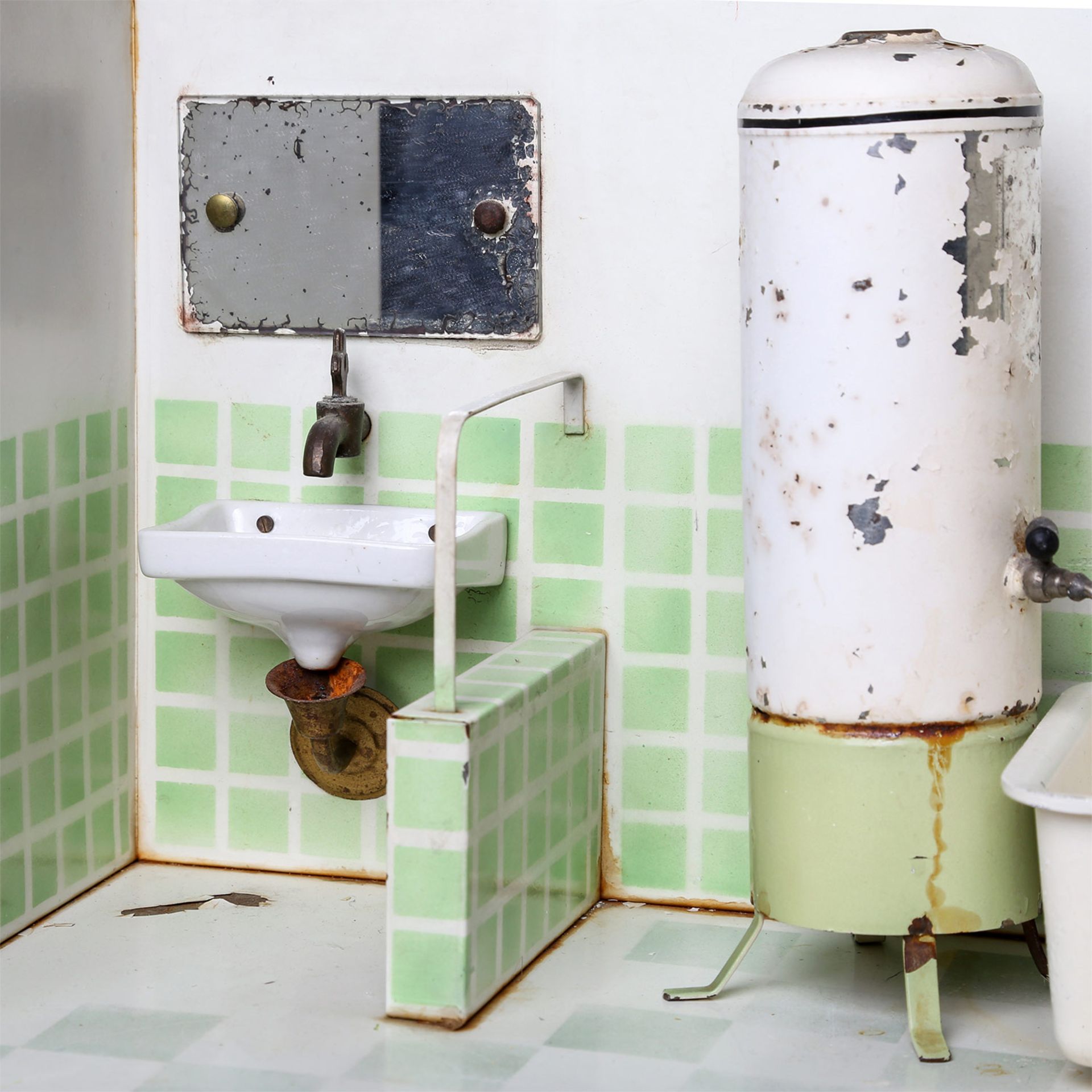 KIBRI Puppenbadezimmer, 1950er Jahre, Blech, beige-grüner Kacheldekor, Toilettenschüssel u. - Image 3 of 7