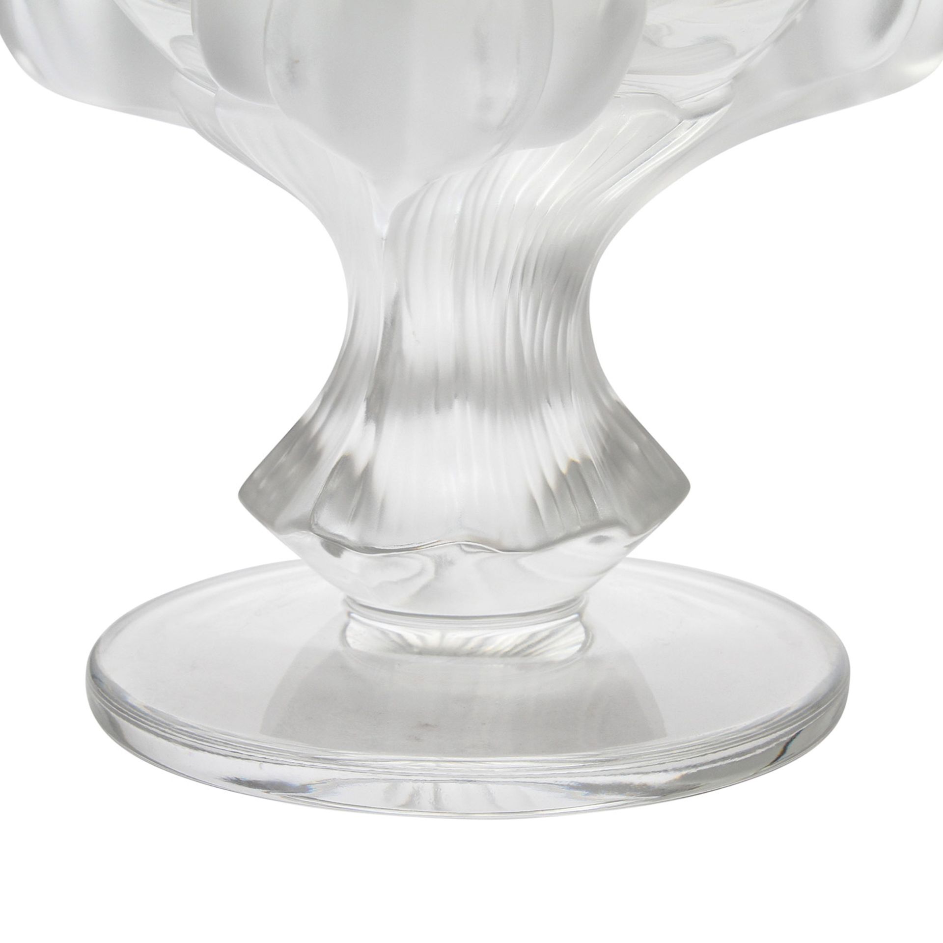 LALIQUE GLASPOKAL Frankreich, farbloses Kristallglas, von drei satinierten Klauenfüßen getragene, - Image 4 of 7