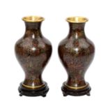 Paar Cloisonné Vasen. CHINA, 20. Jh. jeweils balusterförmig mit monochromem braun-grünem Millefleurs