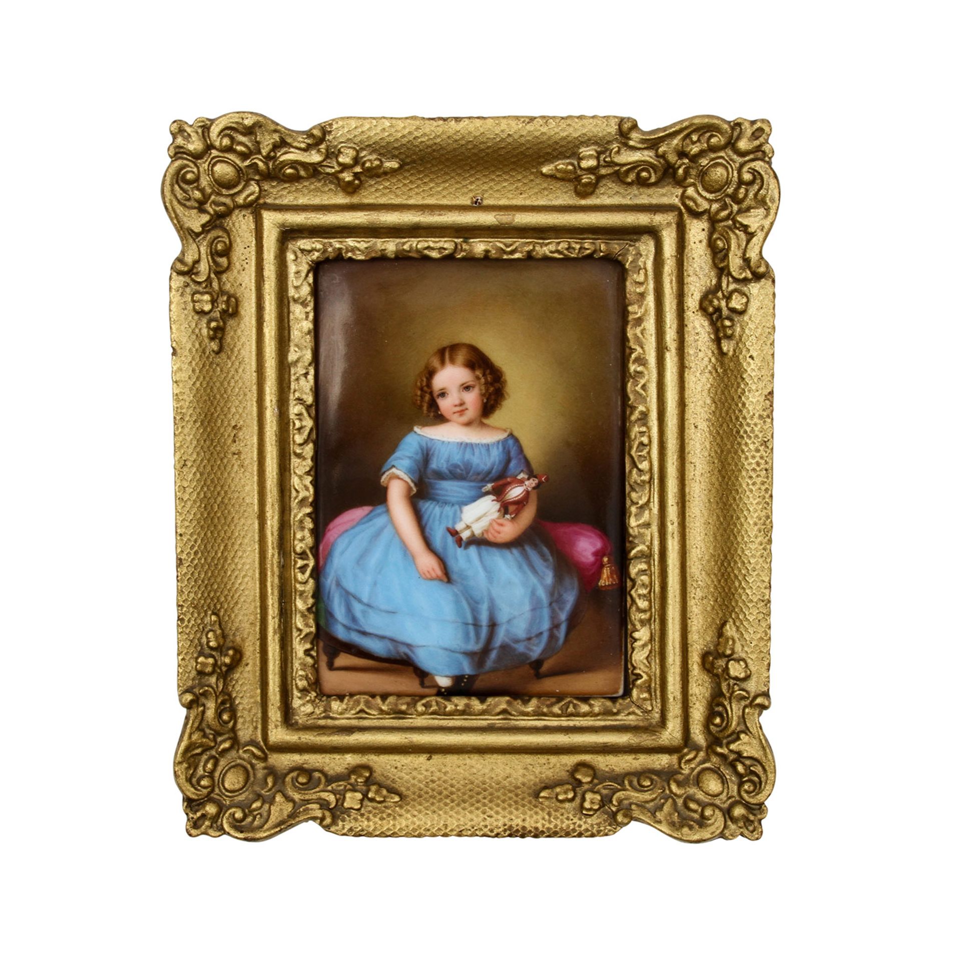 Porzellanbildplatte "Mädchen mit Puppe", 19. Jh. Miniaturporträt eines hübsch frisierten Mädchens