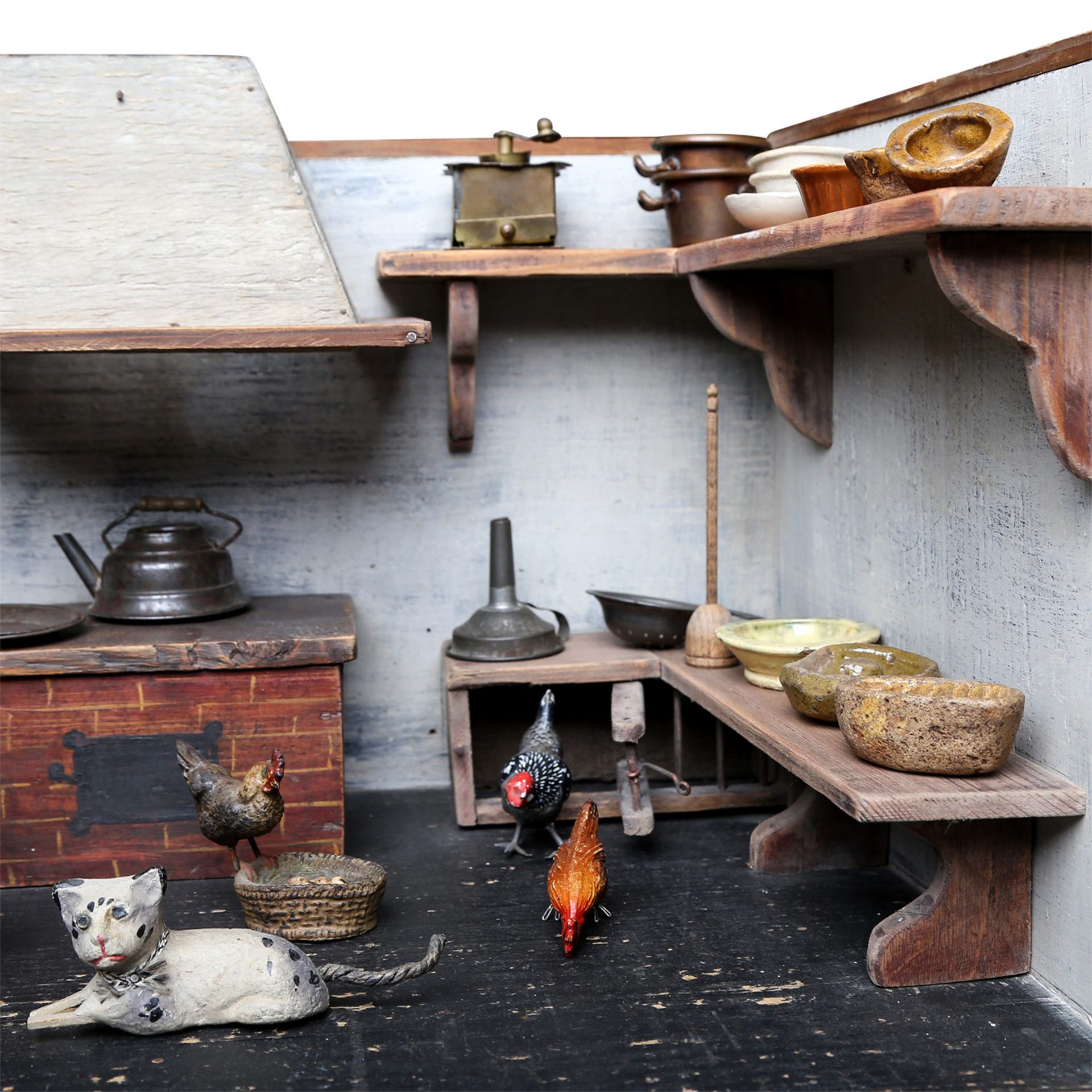 Puppenbauernküche, Anfang 20.Jh., bemaltes u. gebeiztes Holzgehäuse, Möbel, Herd u. Rauchfang aus - Image 5 of 8