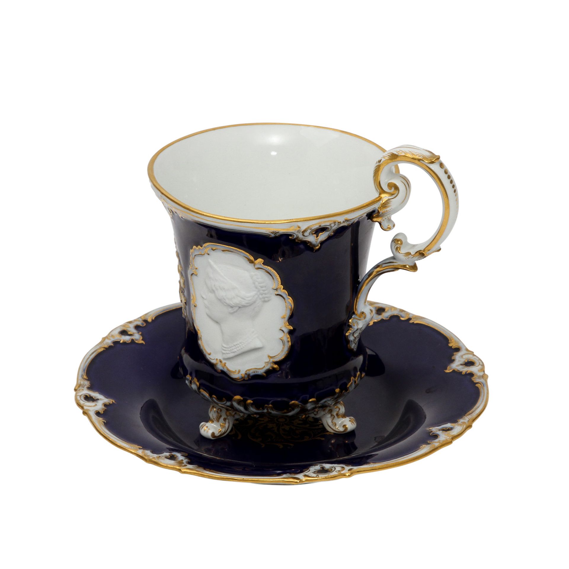 MEISSEN Historismus Tasse mit Untertasse, 1860-1924. Große Bechertasse auf Tatzenfüßen mit Voluten-