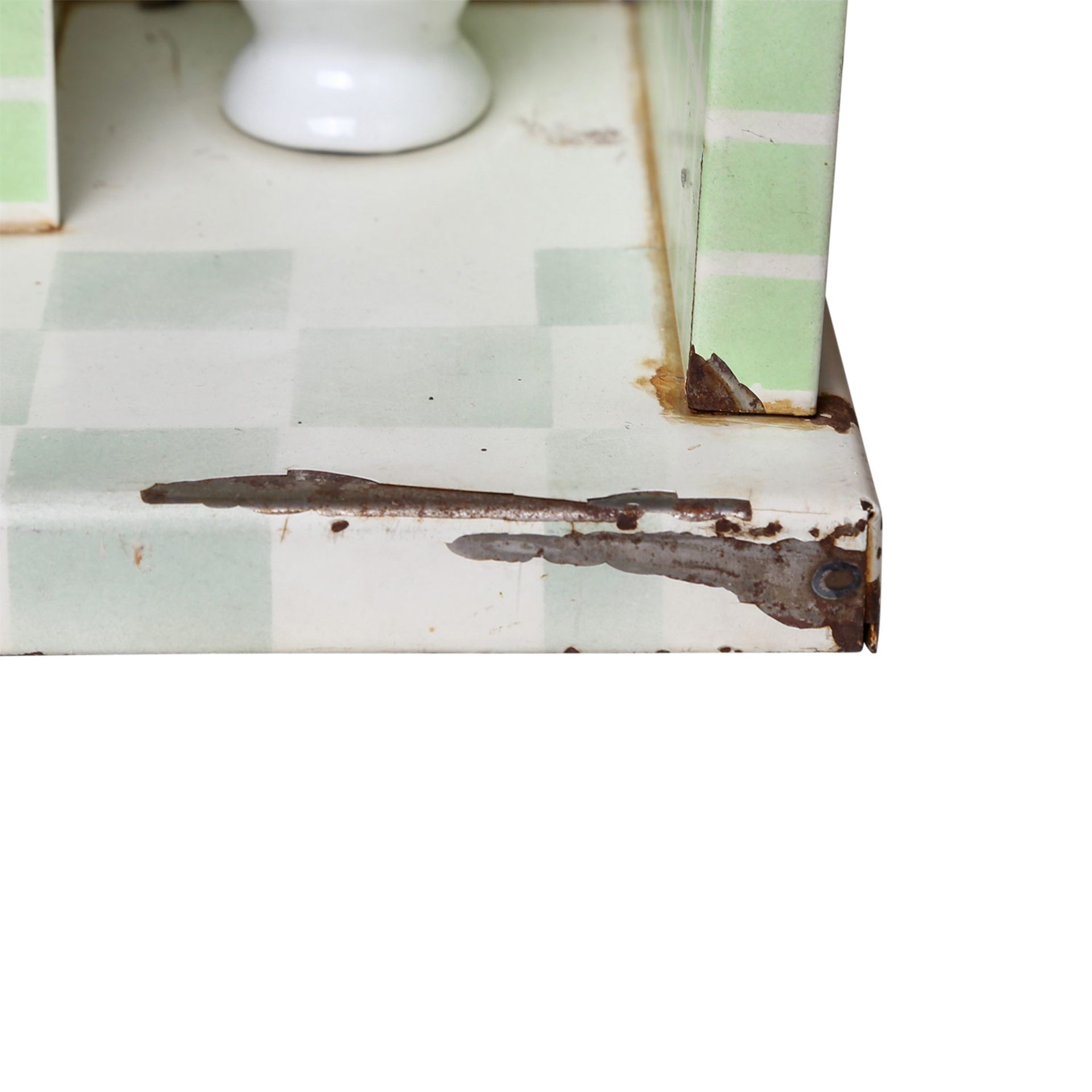 KIBRI Puppenbadezimmer, 1950er Jahre, Blech, beige-grüner Kacheldekor, Toilettenschüssel u. - Image 7 of 7