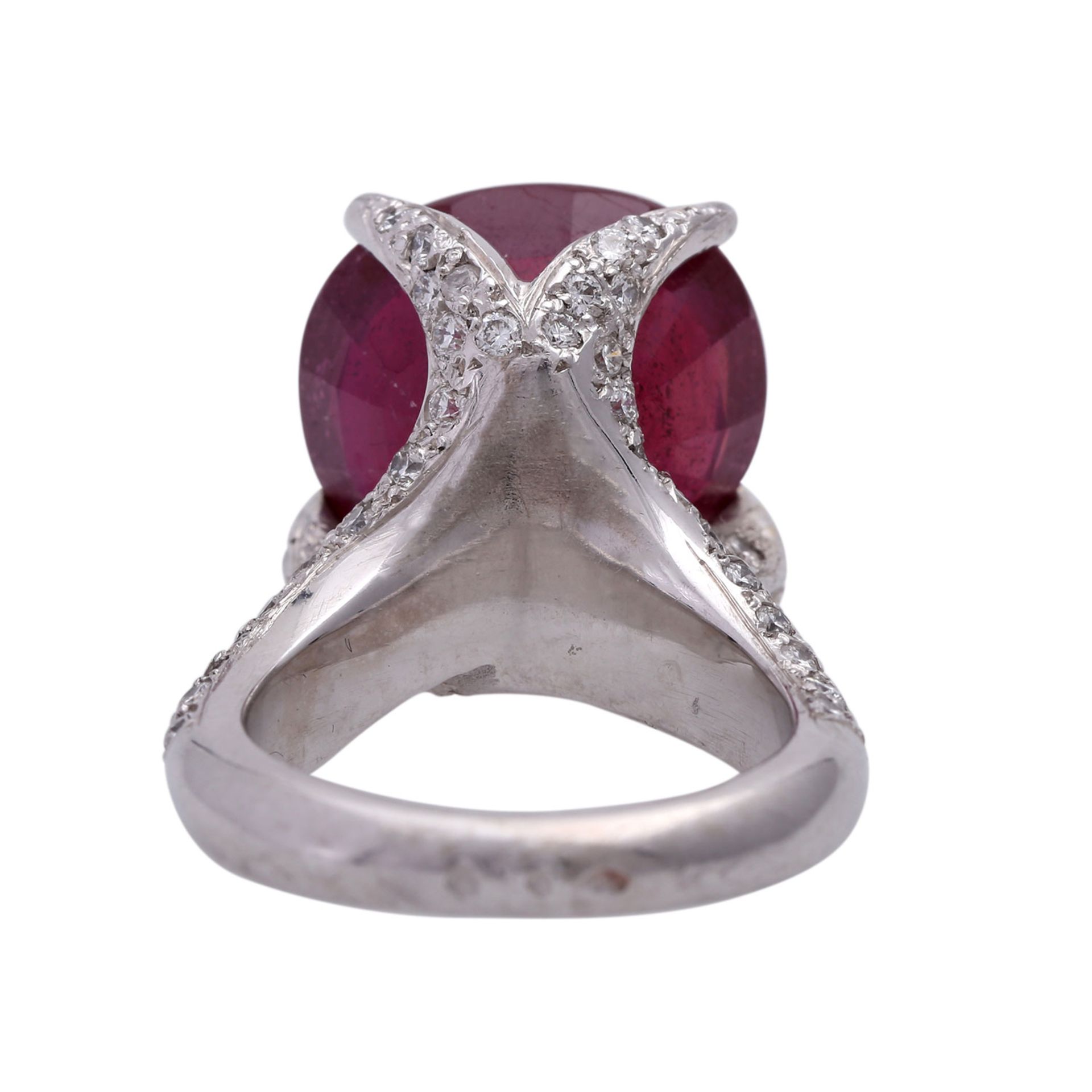 Ring mit Brillanten und Rubinca. 15 x 13,5 mm, rechteckig antik facettiert, reinheitsverbessert, - Image 4 of 4