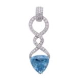 Anhänger mit großem Aquamarinca. 40 ct, im Trillionschliff und üppigem Brillantbesatz zus. ca. 4 ct,