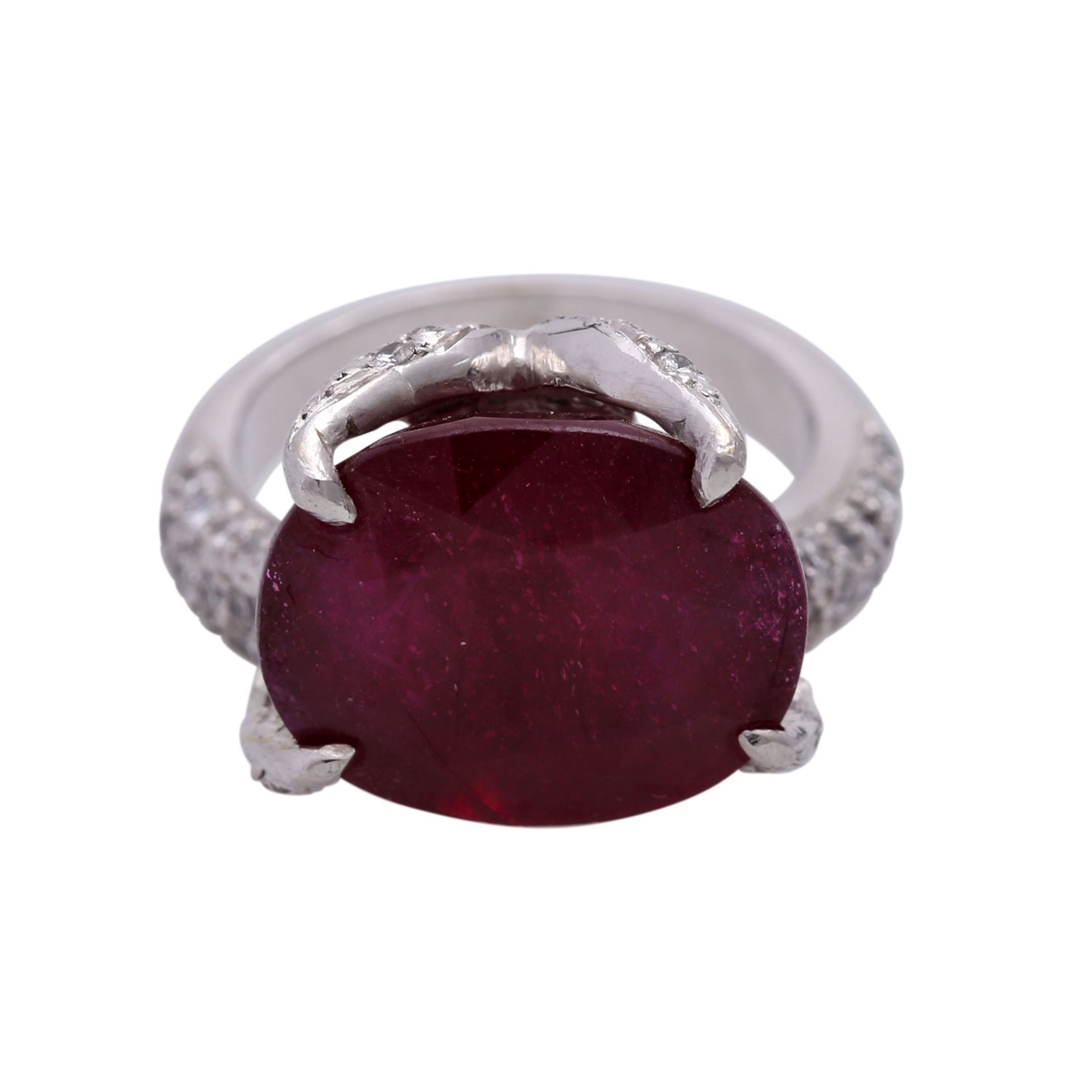 Ring mit Brillanten und Rubinca. 15 x 13,5 mm, rechteckig antik facettiert, reinheitsverbessert,