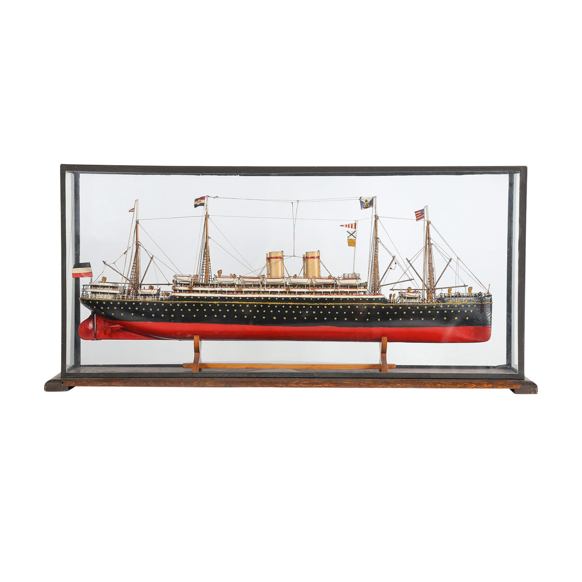 MODELL-DAMPFER "AMERIKA"Holz/Metall, großes Schiffsmodell der "AMERIKA", Glasvitrine (besch.) L: