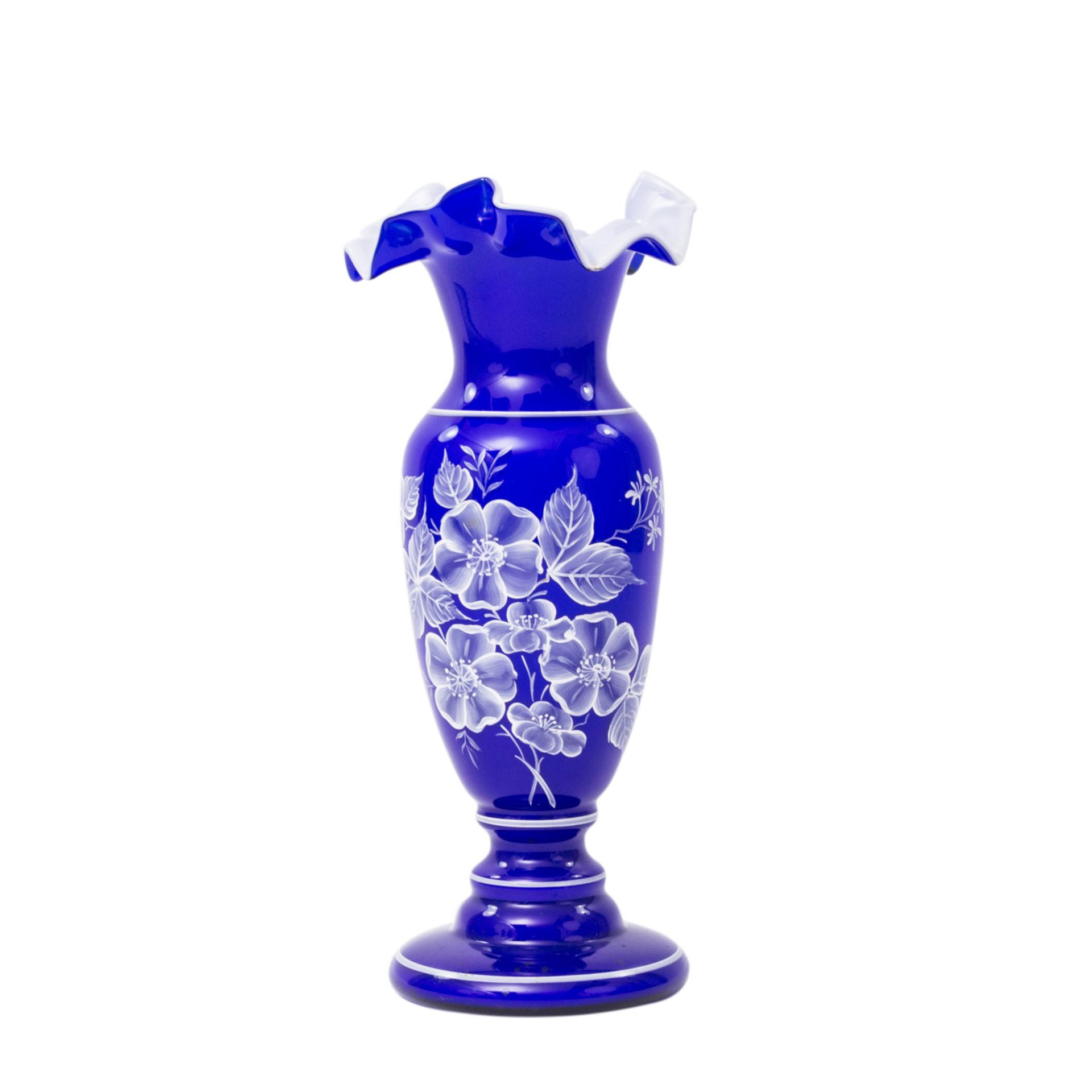 BÖHMEN Vase, 20.Jh.weißes Glas, blauer Überfang, gewellter Rand, Rosendekor, handbemalt, H. ca.