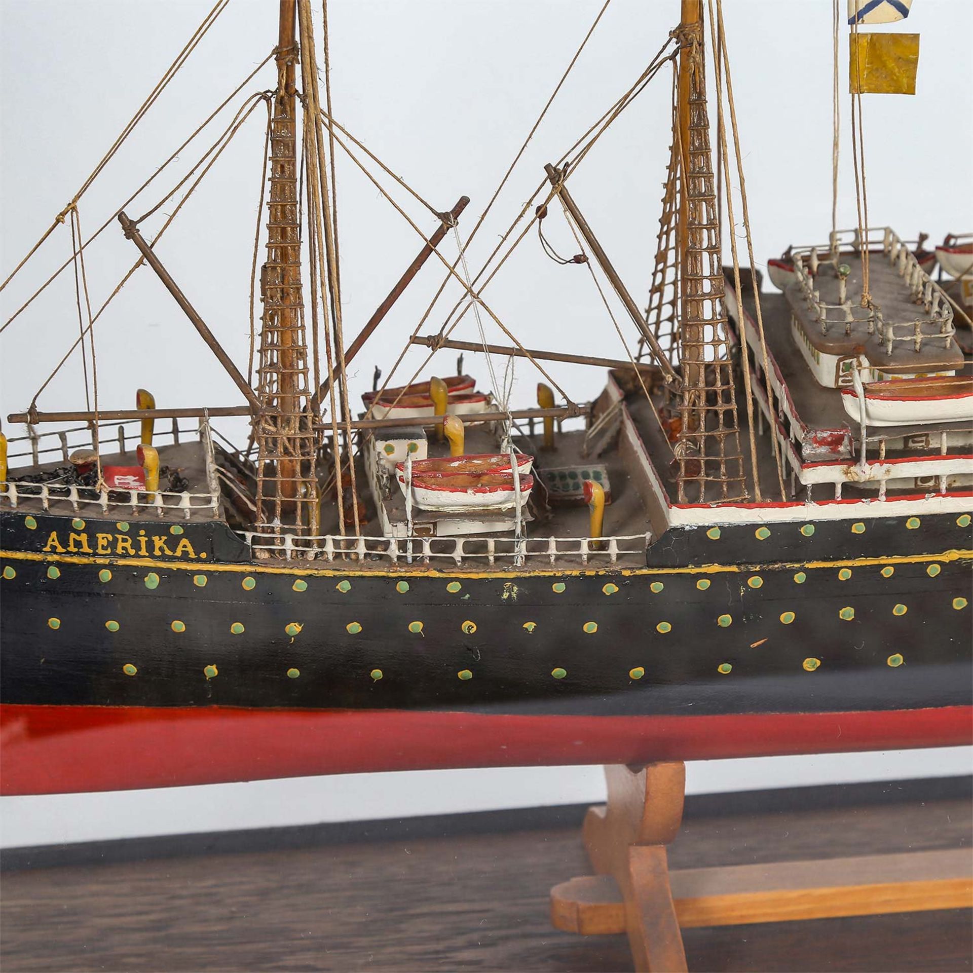 MODELL-DAMPFER "AMERIKA"Holz/Metall, großes Schiffsmodell der "AMERIKA", Glasvitrine (besch.) L: - Image 6 of 8