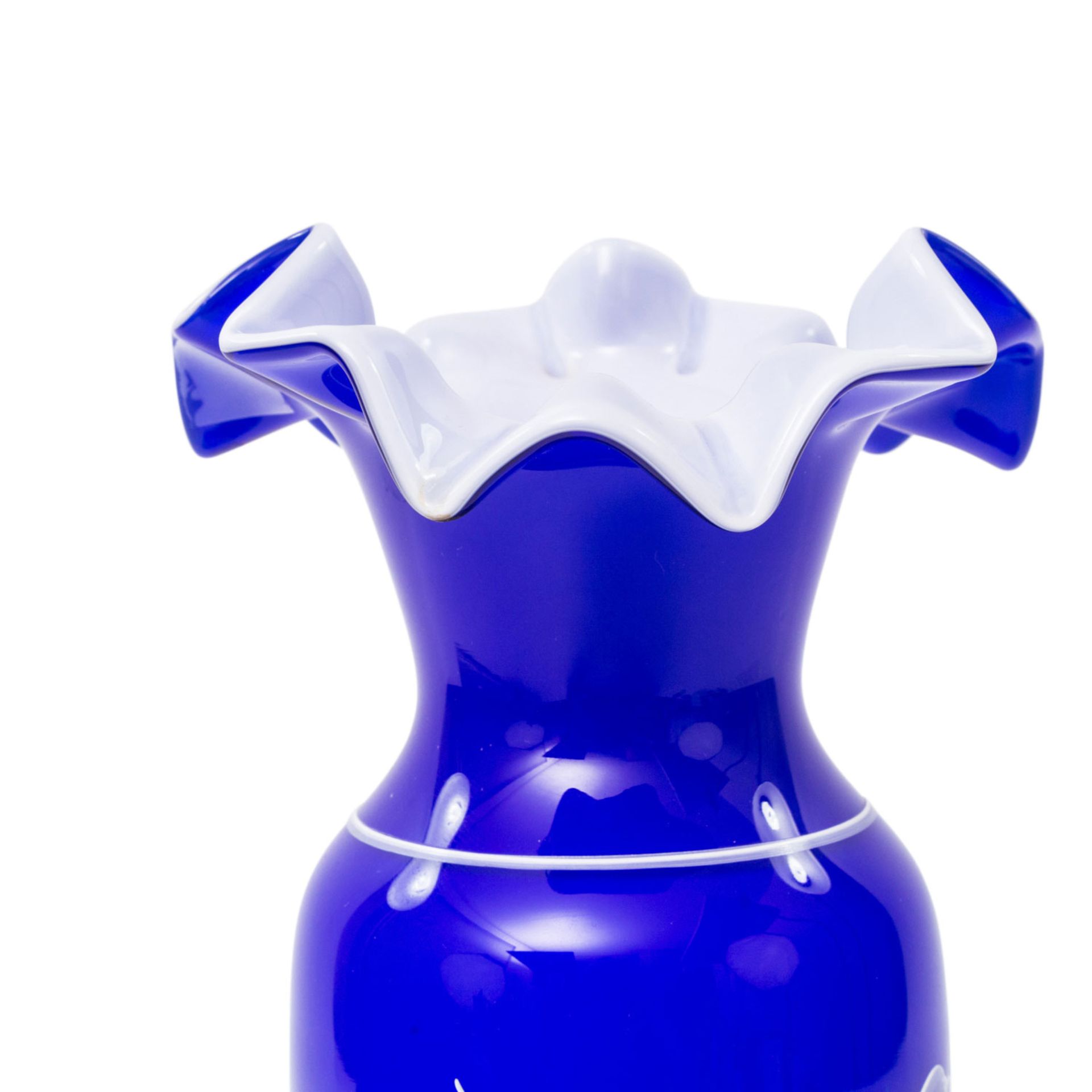 BÖHMEN Vase, 20.Jh.weißes Glas, blauer Überfang, gewellter Rand, Rosendekor, handbemalt, H. ca. - Image 3 of 3