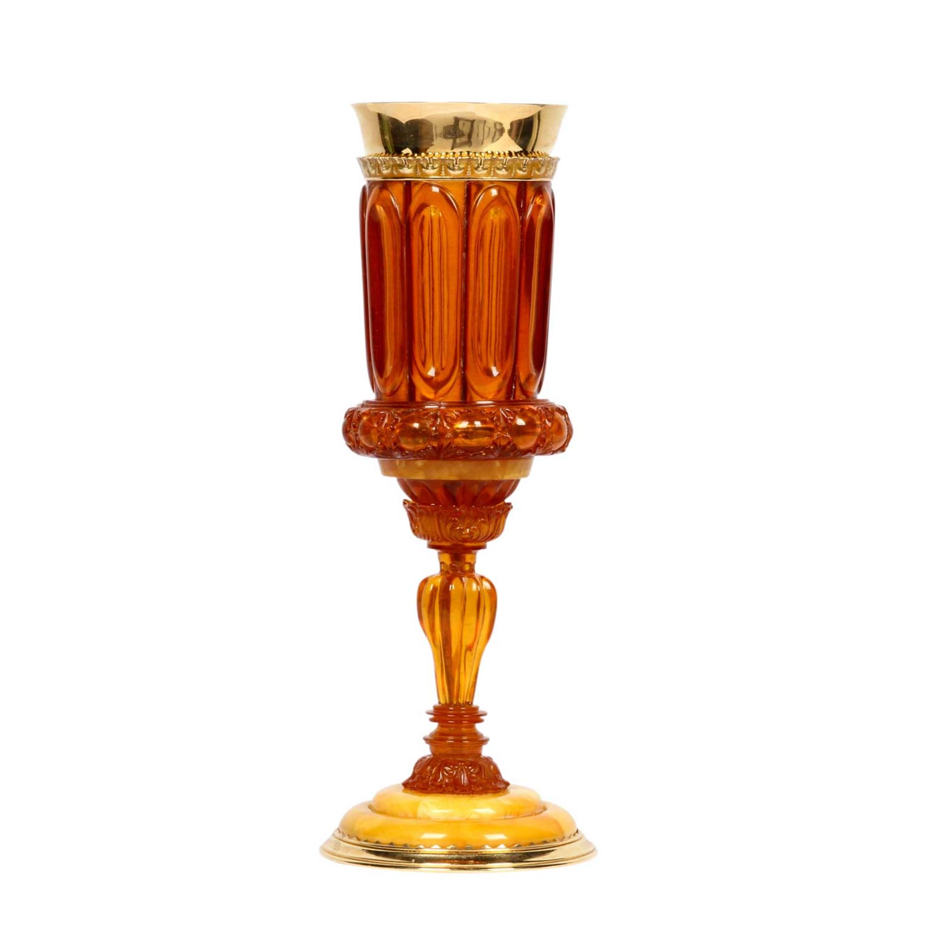 RUSSLAND seltener Bernstein-Pokal mit Goldmontur, 19./20.Jh.,wohl Moskau, 18K Gold, Bernstein, Pokal - Image 2 of 5