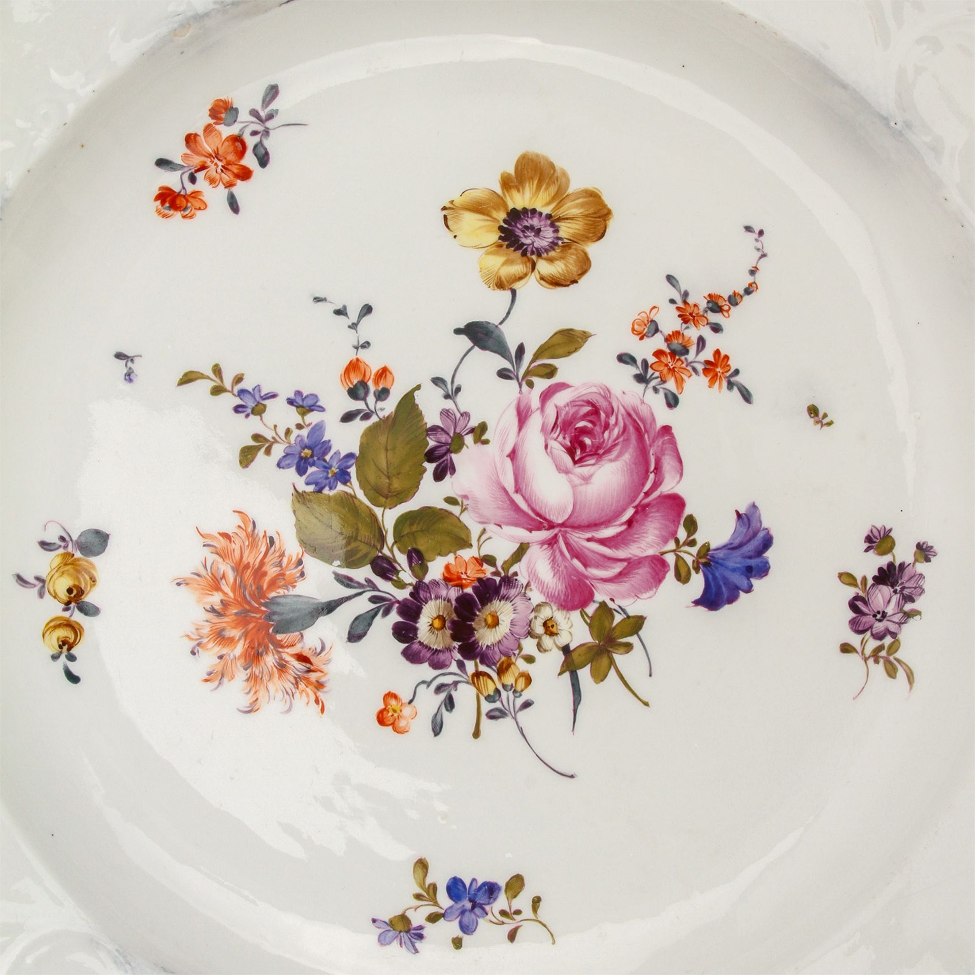 MEISSEN große Rundplatte, 19. Jh.Polychromer Blumendekor, D 34 cm, unterglasurblaue Schwertermarke - Image 3 of 9