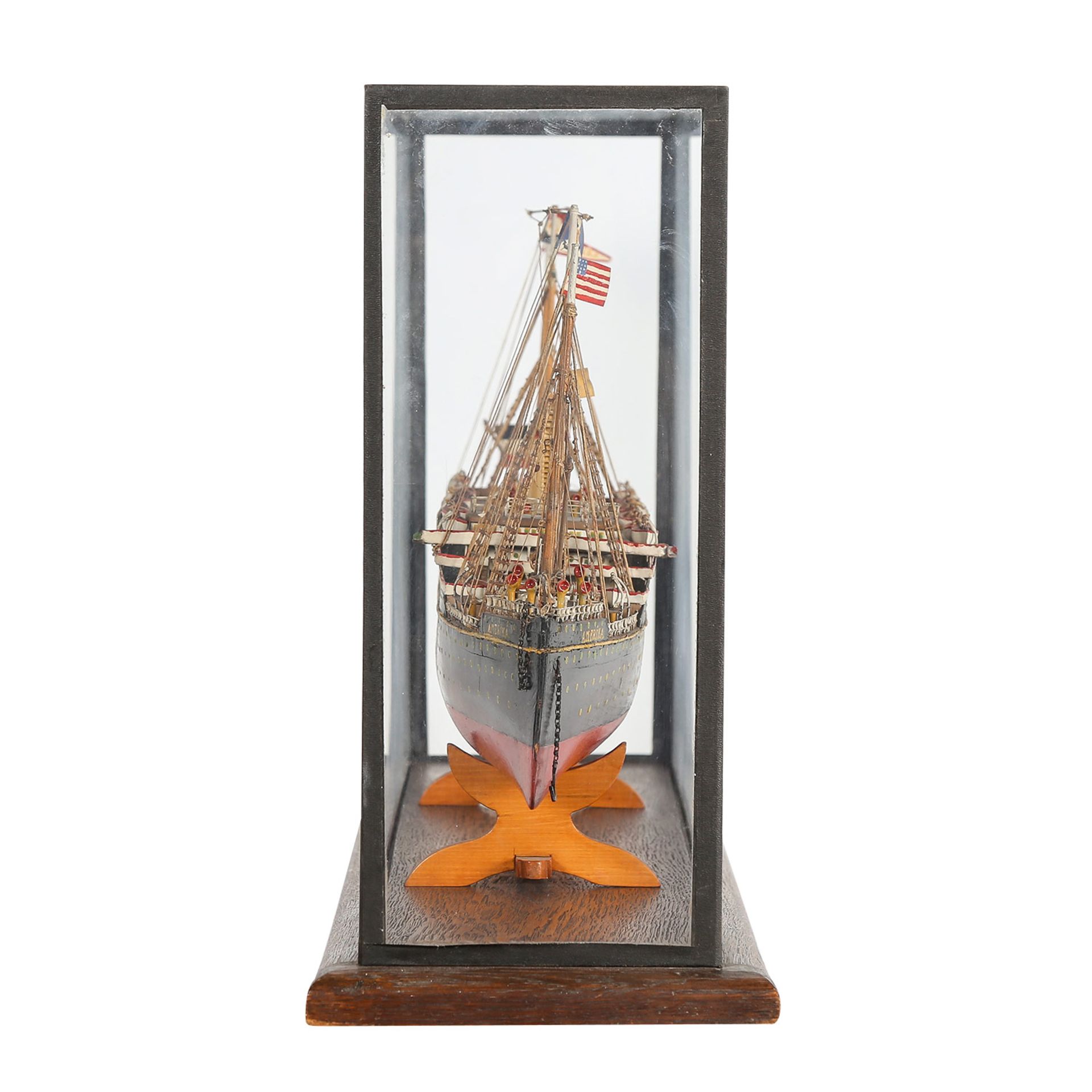 MODELL-DAMPFER "AMERIKA"Holz/Metall, großes Schiffsmodell der "AMERIKA", Glasvitrine (besch.) L: - Image 4 of 8