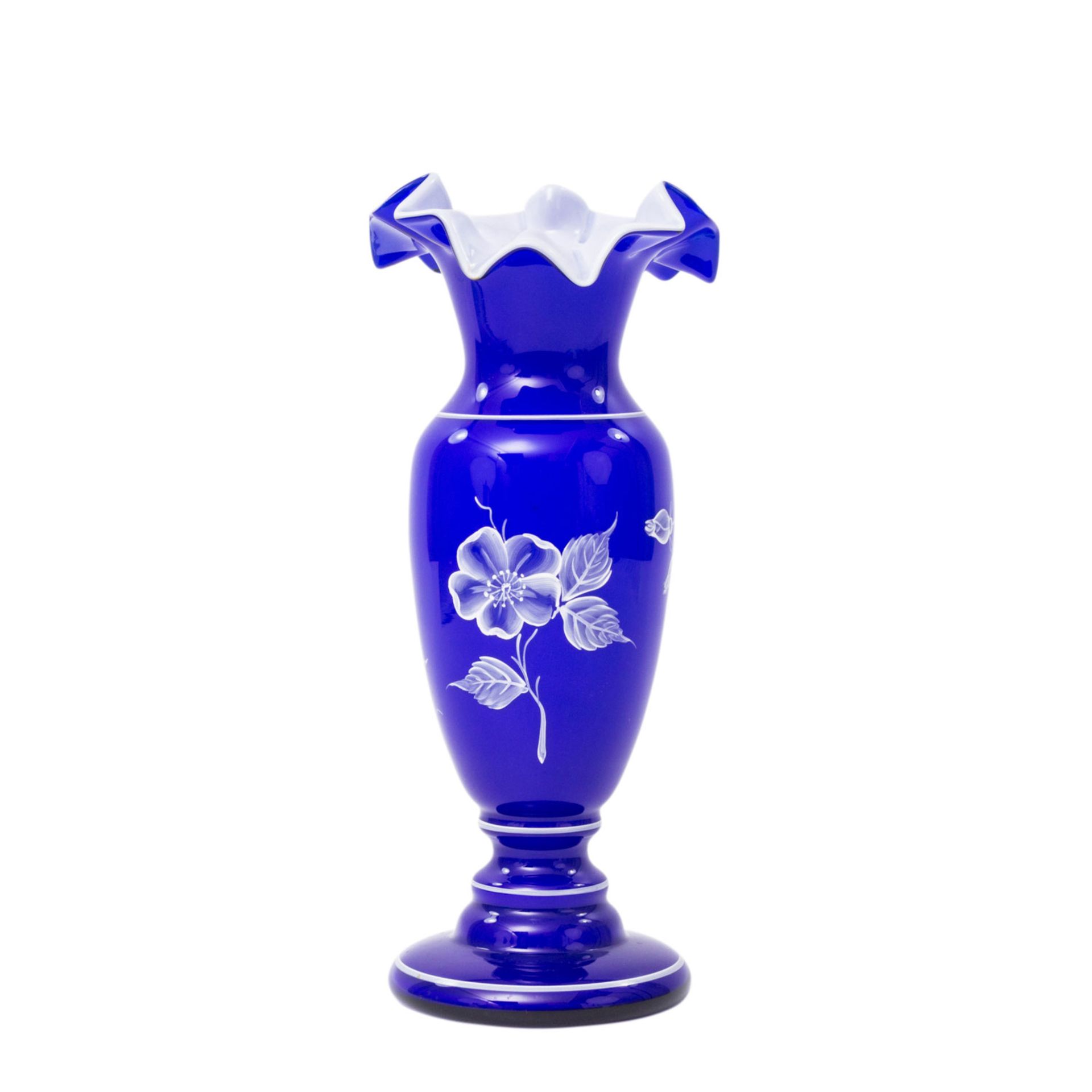 BÖHMEN Vase, 20.Jh.weißes Glas, blauer Überfang, gewellter Rand, Rosendekor, handbemalt, H. ca. - Image 2 of 3