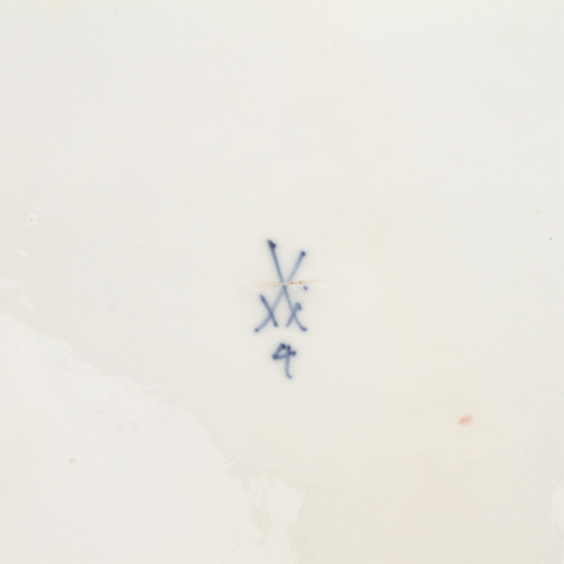 MEISSEN große Rundplatte, 19. Jh.Polychromer Blumendekor, D 34 cm, unterglasurblaue Schwertermarke - Image 5 of 9