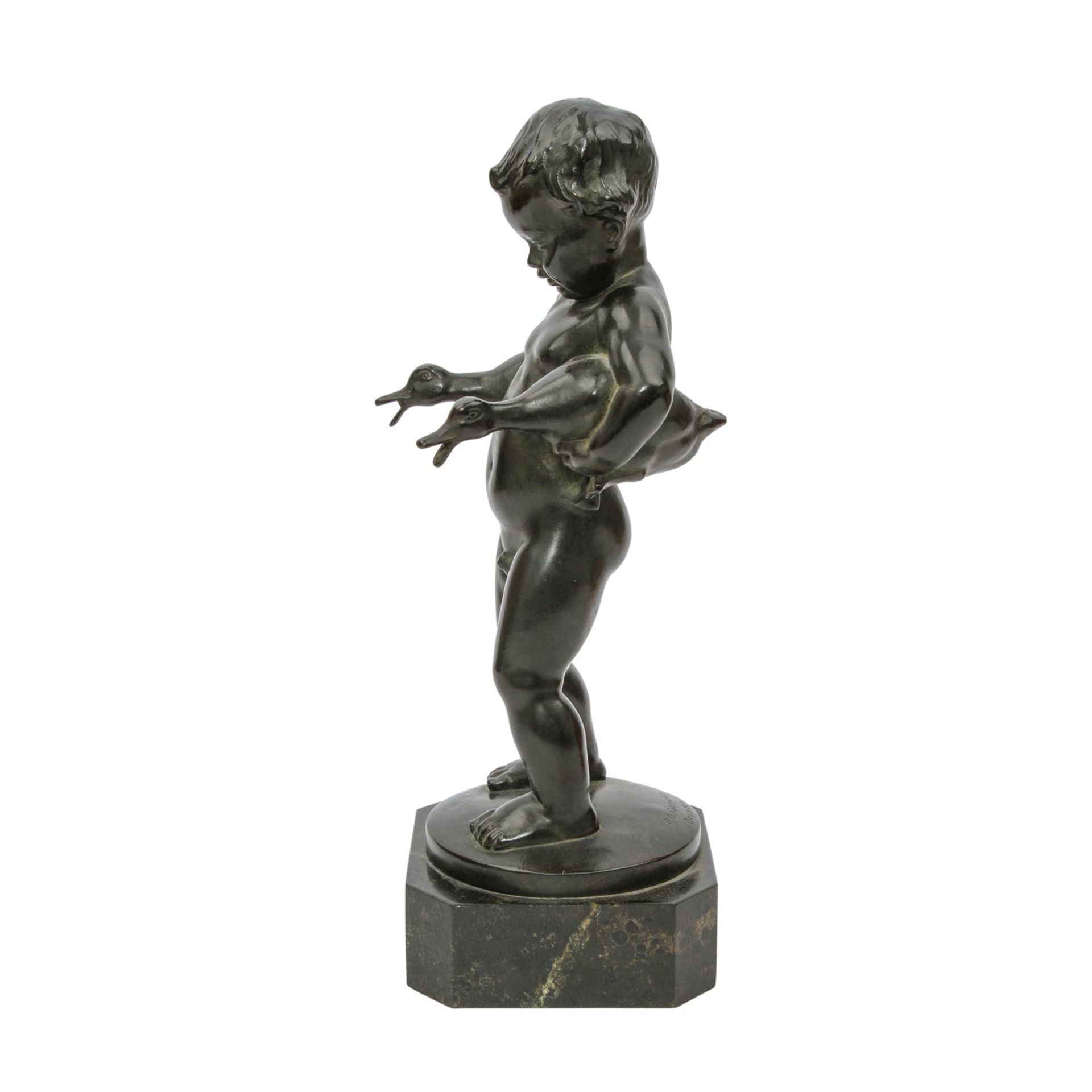 FABRICIUS, Richard W. D. (1863-1923), "Knabe mit zwei Gänsen",Bronze, Knabe mit 2 jungen Gänsen - Image 2 of 6