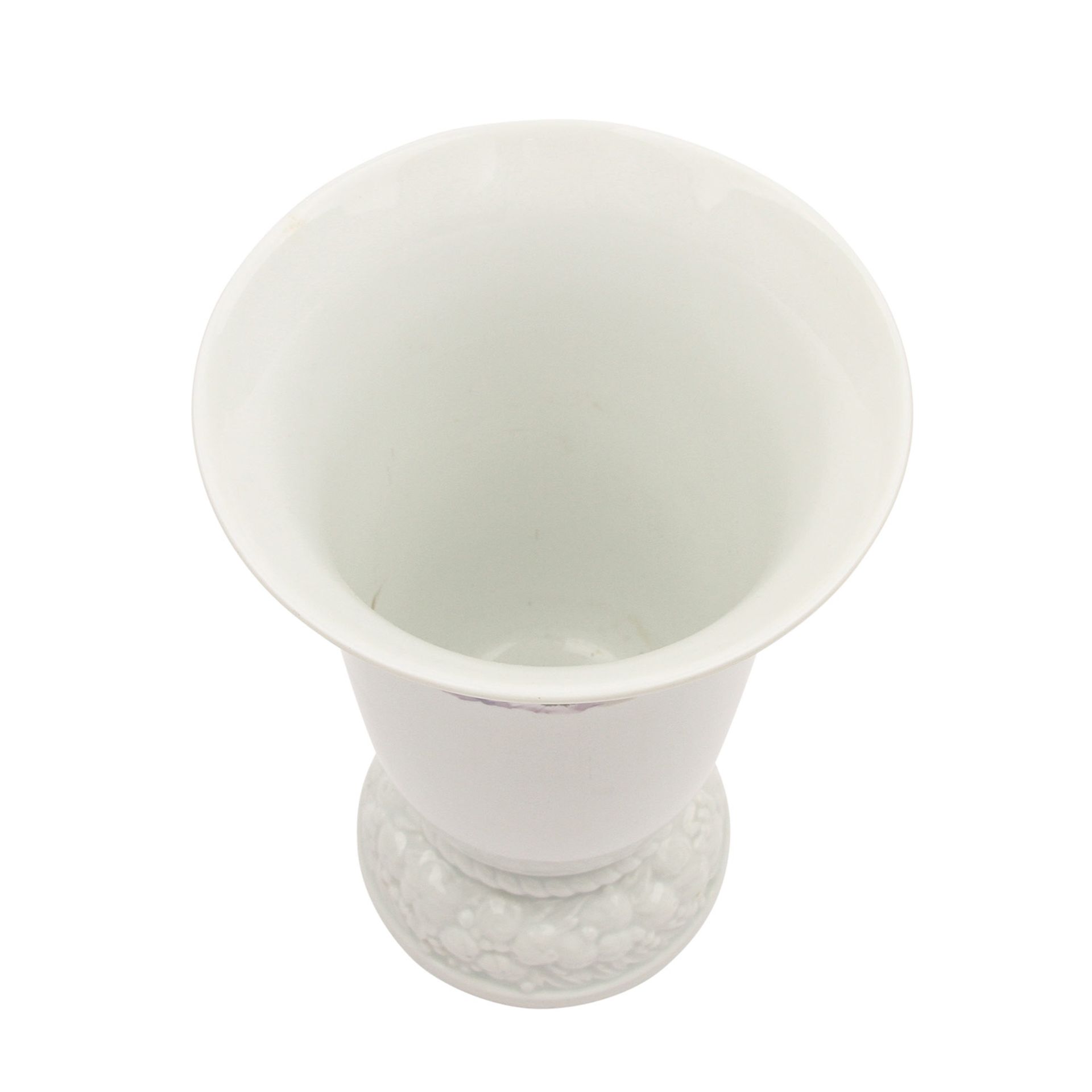 ROSENTHAL Vase, 20. Jhd.Weißporzellan, am Stand mit üppigem Reliefdekor von Obst, polychromer - Image 4 of 5
