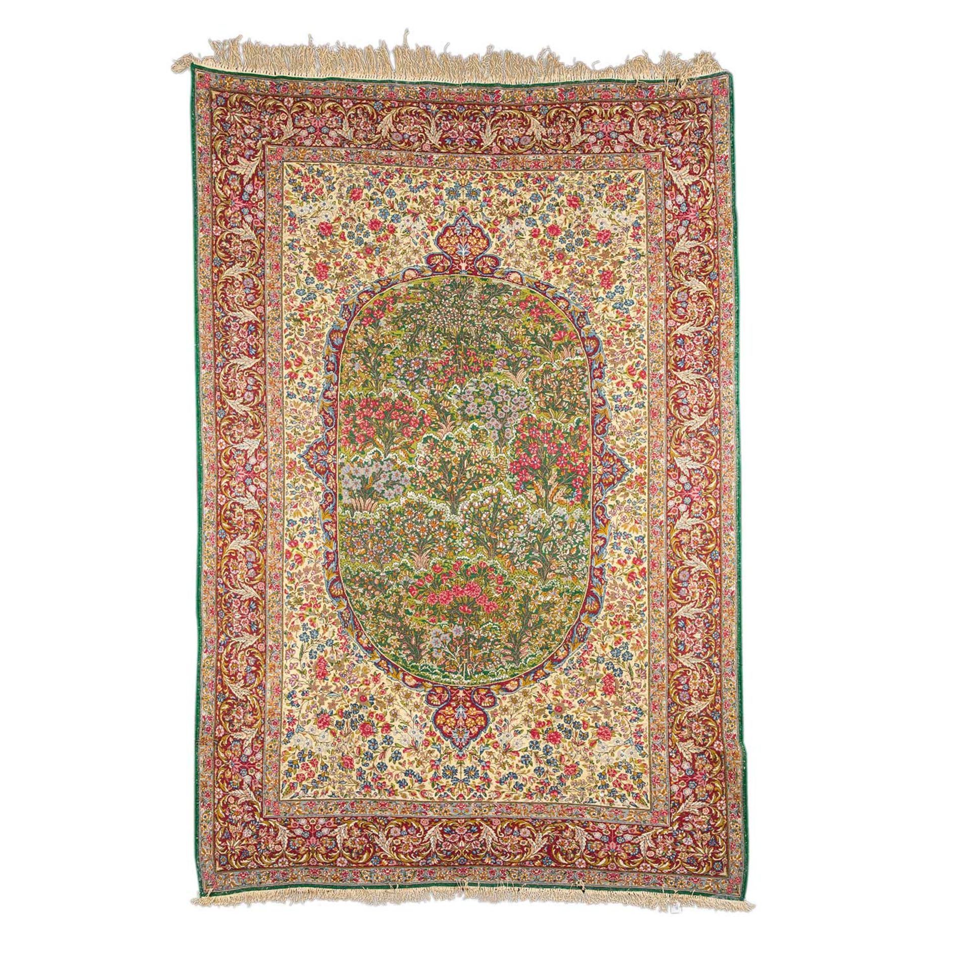 Orientteppich. KIRMAN/IRAN, 1970er Jahre, ca. 321x211 cm.Ein großes, grünes Oval , das aufsteigend - Image 2 of 9