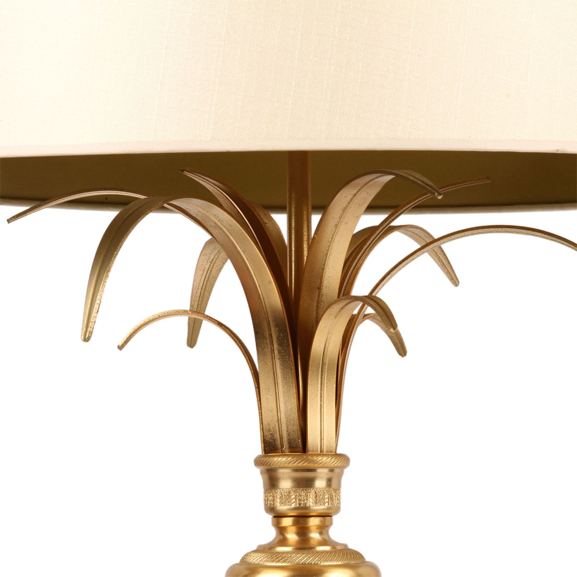 TISCHLAMPE / PALMENLAMPEDreiflammige Tischlampe aus Messingblech, florales Design in stilisierter - Image 4 of 5