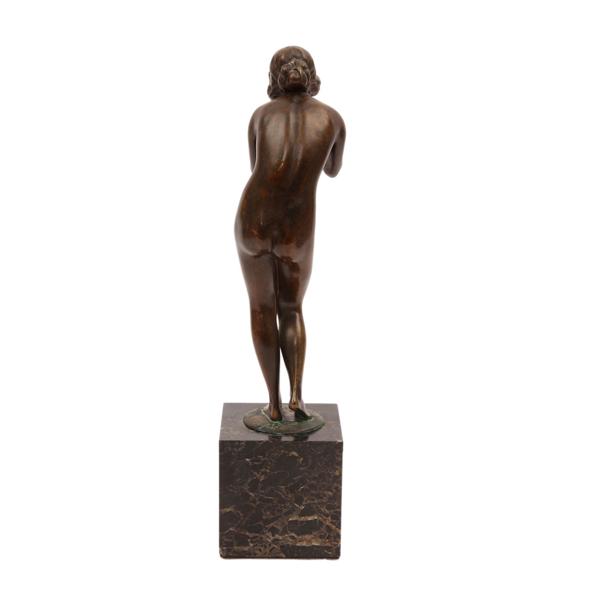 SEIFERT, VICTOR HEINRICH (1870-1953) 'Trinkende'.Bronze, stehende Figur einer nackten Frau, die - Image 4 of 6