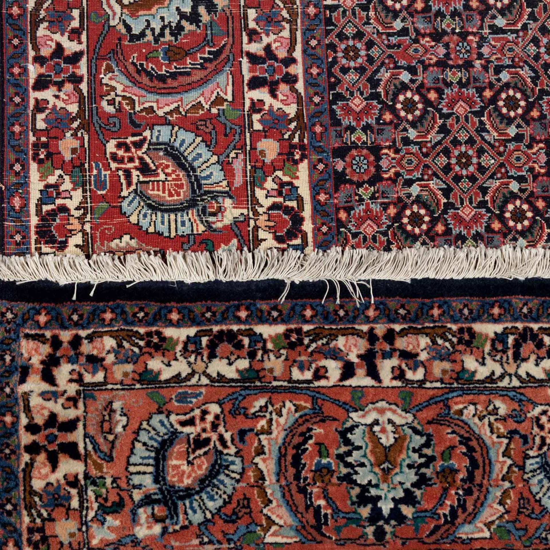 Orientteppich. BIDJAR/IRAN, 20. Jh., ca. 297x210 cm.Der dunkelblaugrundige Fond des Innenfeldes wird - Image 3 of 4