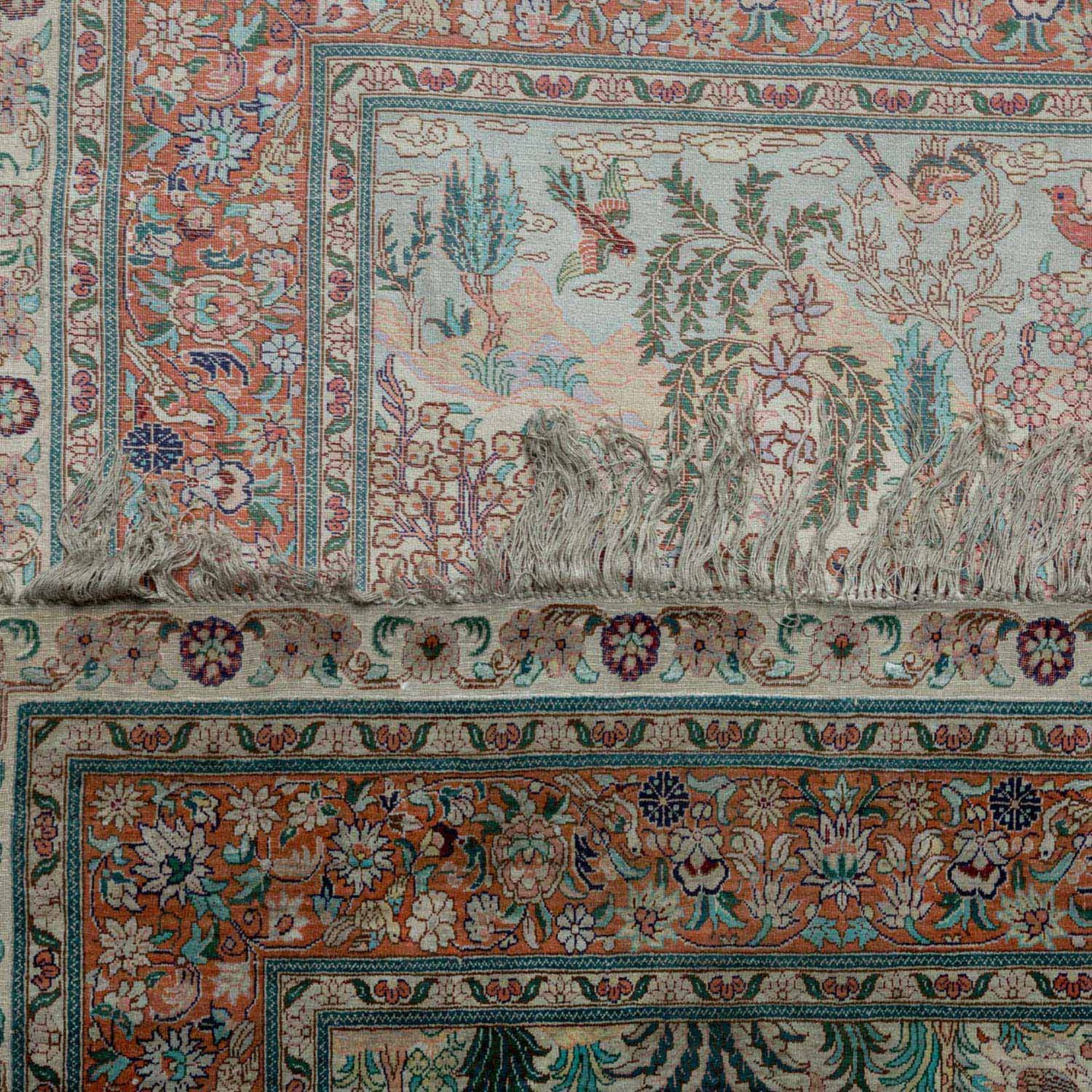 Orientteppich aus Seide. HEREKE, 20. Jh., ca. 154x92 cm.Das überwiegend beigegrundige Innenfeld - Image 3 of 4