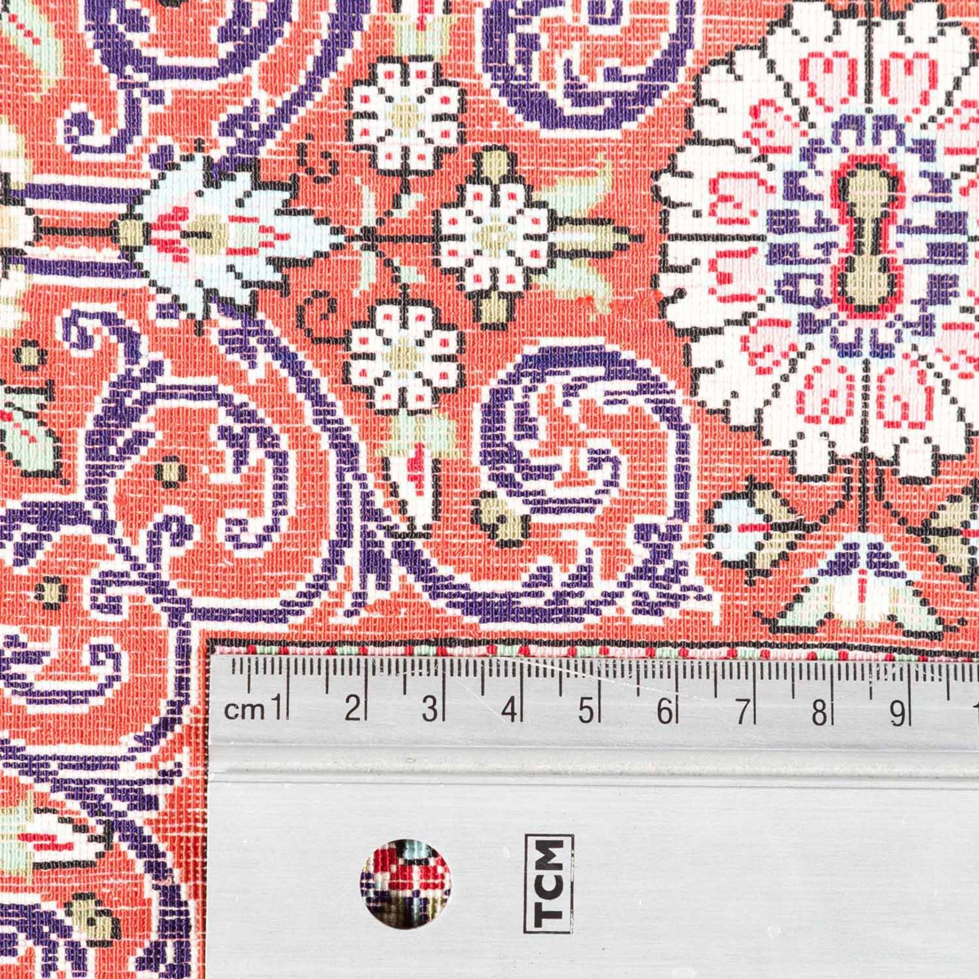 Orientteppich aus Seide. 20. Jh., ca. 198x133 cm.Das kassettierte Innenfeld zeigt eine - Image 4 of 4