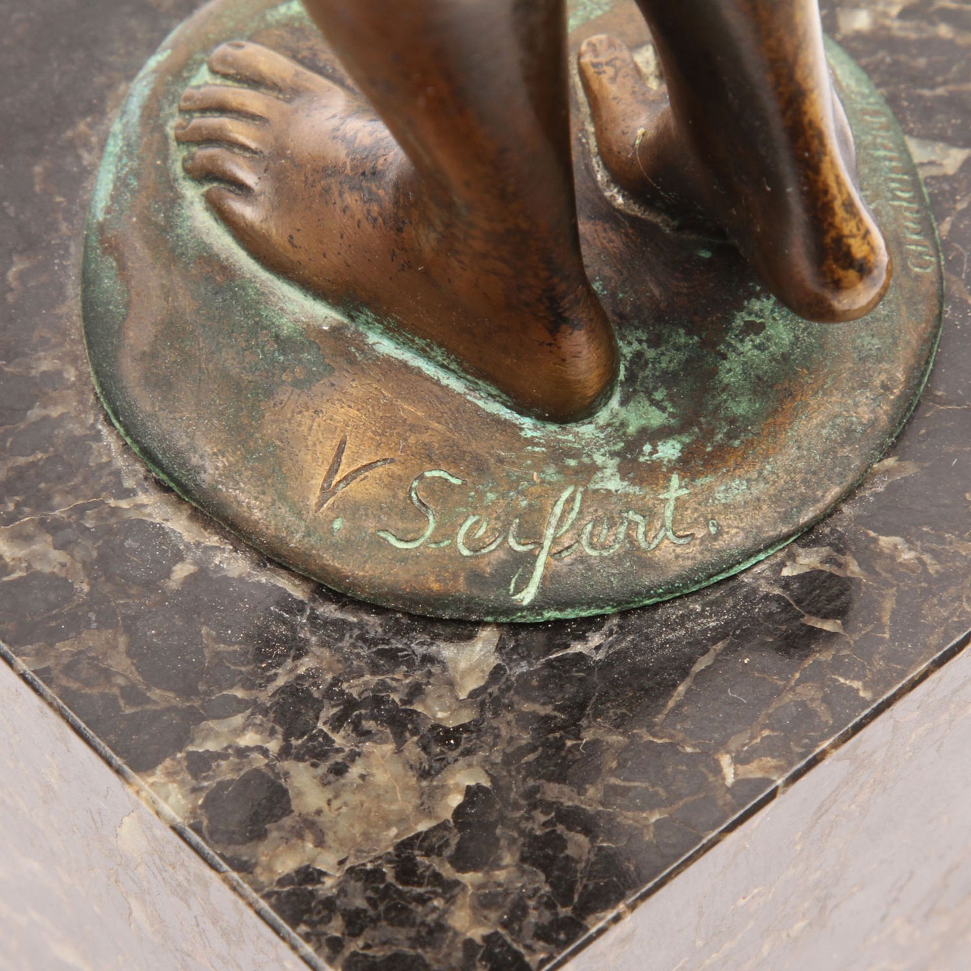 SEIFERT, VICTOR HEINRICH (1870-1953) 'Trinkende'.Bronze, stehende Figur einer nackten Frau, die - Image 6 of 6