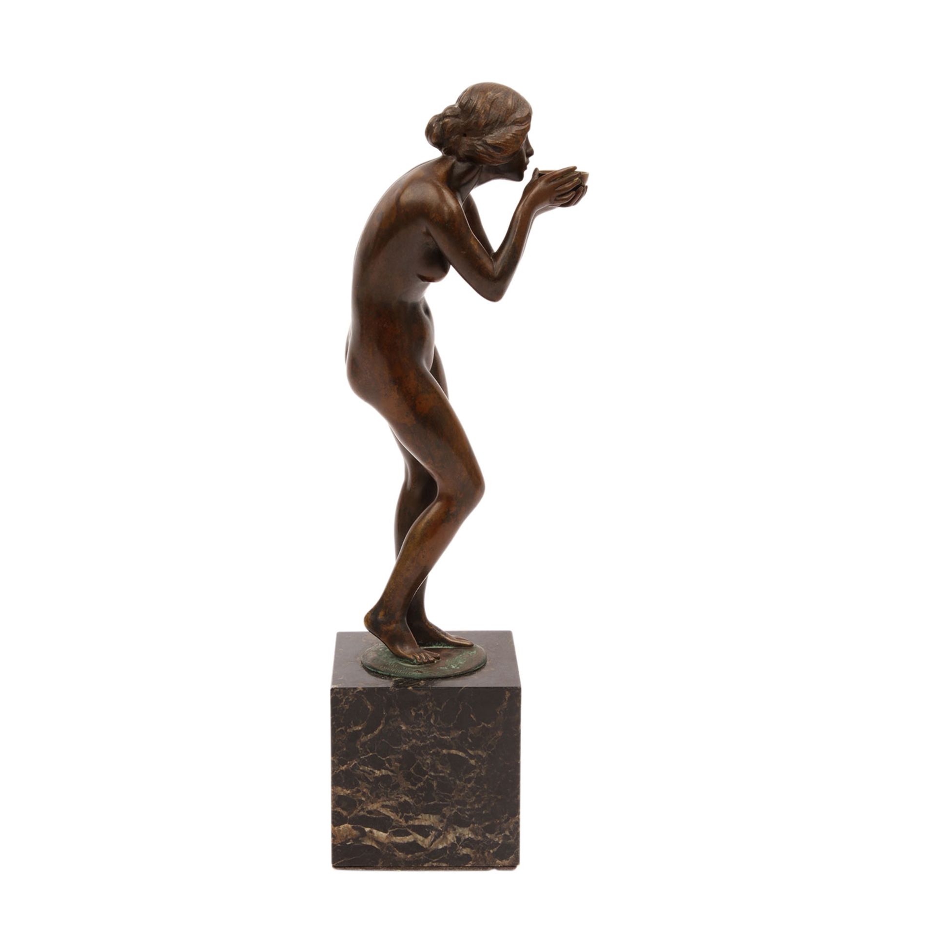 SEIFERT, VICTOR HEINRICH (1870-1953) 'Trinkende'.Bronze, stehende Figur einer nackten Frau, die - Image 5 of 6