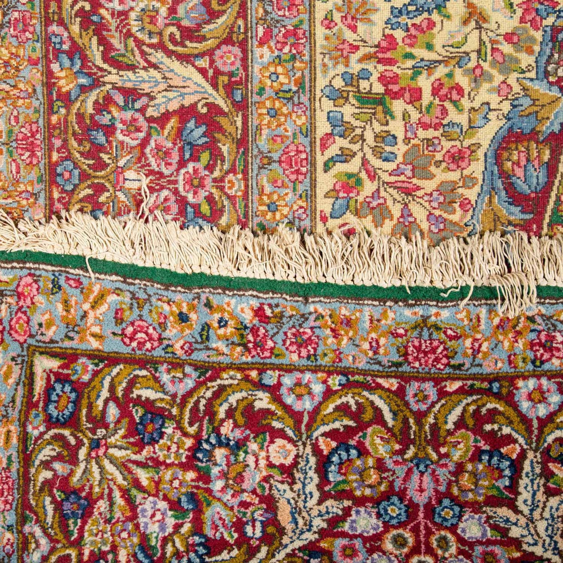 Orientteppich. KIRMAN/IRAN, 1970er Jahre, ca. 321x211 cm.Ein großes, grünes Oval , das aufsteigend - Image 3 of 9