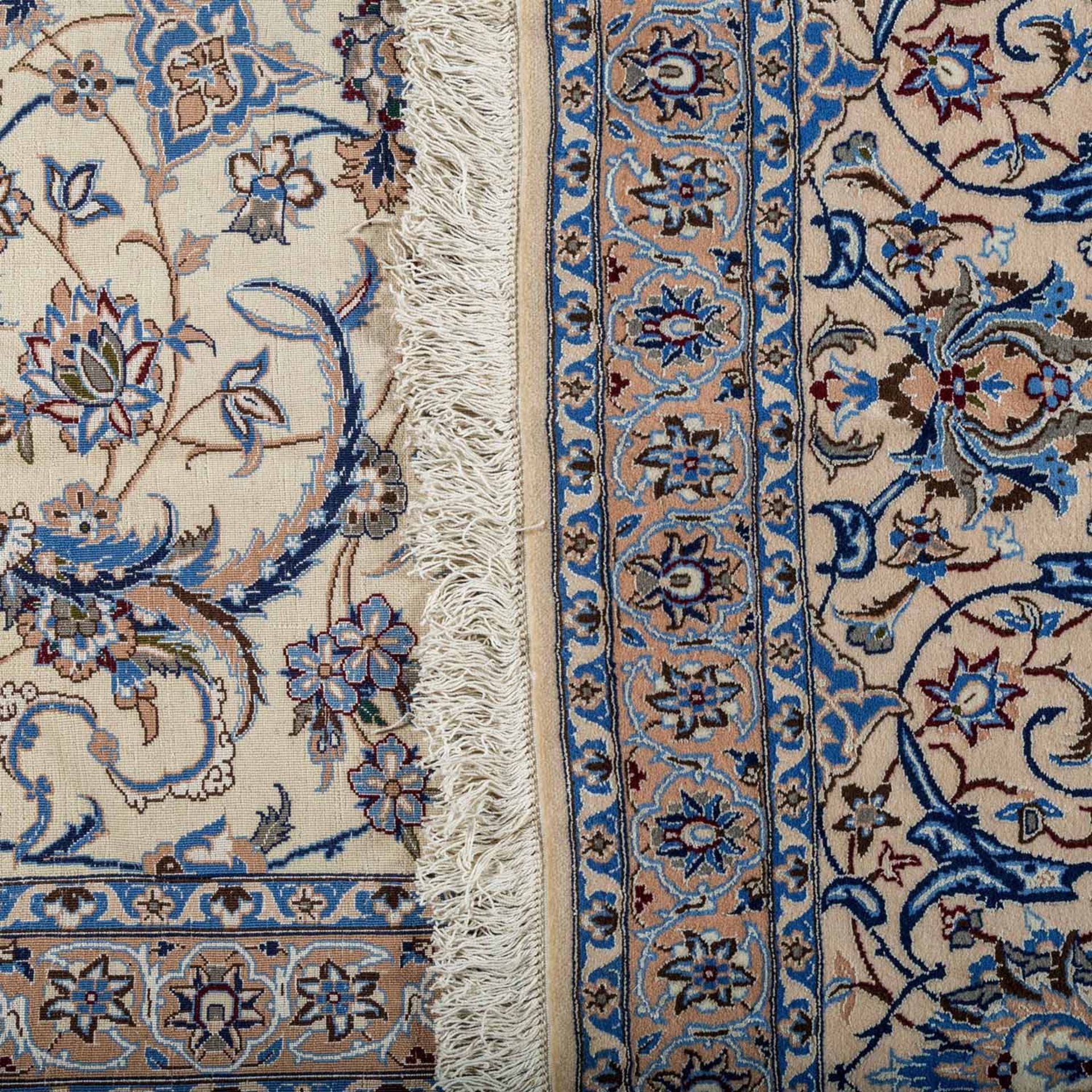 Orientteppich. NAIN/IRAN, 20. Jh., ca. 425x299 cm.Der cremeweisse Spiegel ist gemustert mit einer - Image 3 of 4