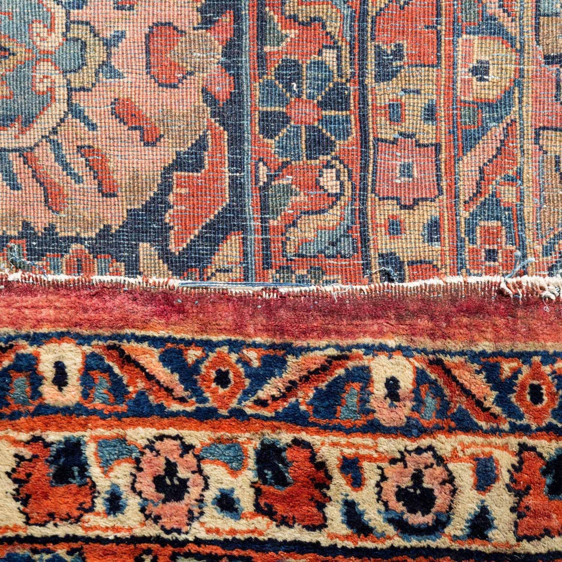 Orientteppich. SARUK/PERSIEN, 1. Hälfte 20. Jh., ca. 548x348 cm.Der rote Fond des Innenfeldes - Image 3 of 4