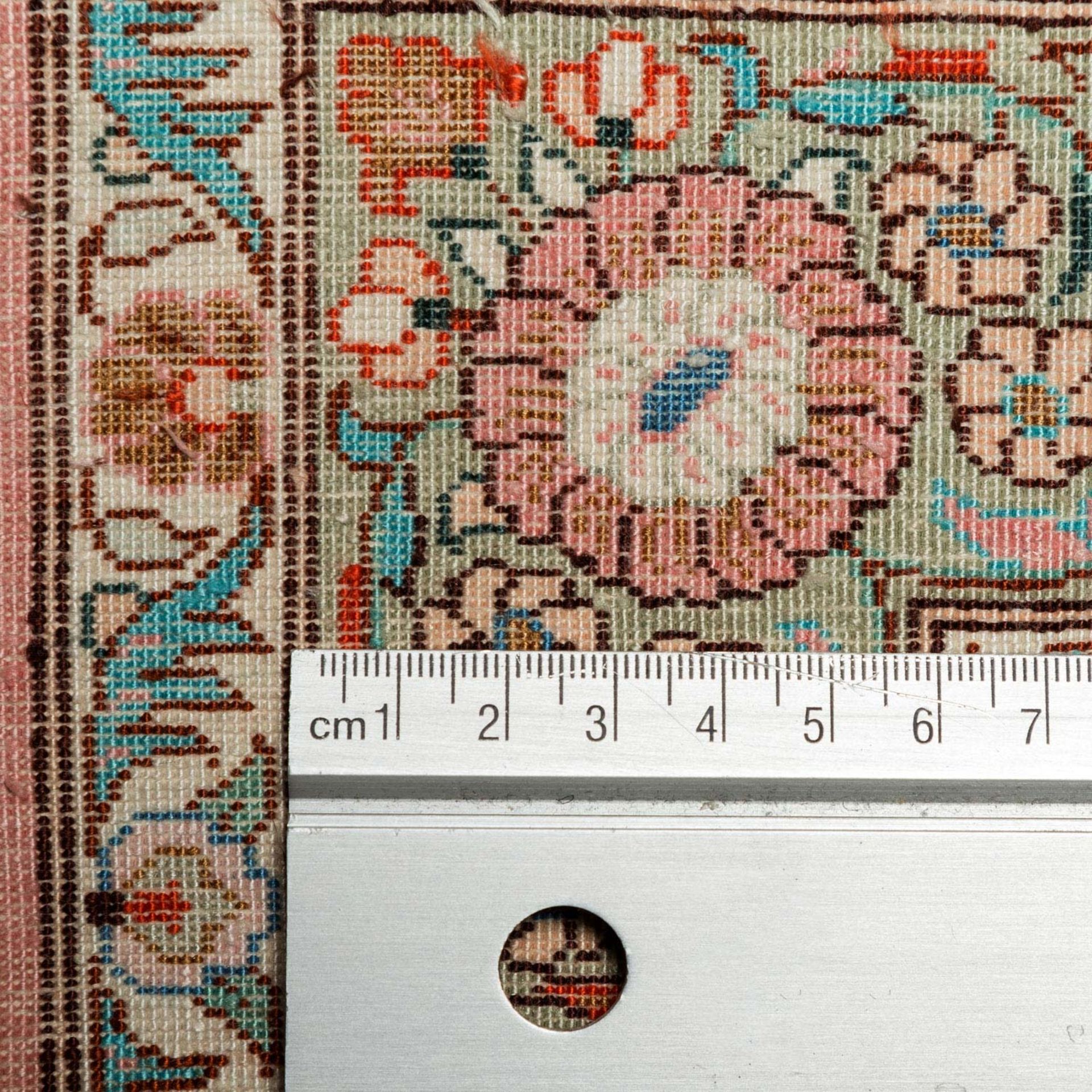 Orientteppich aus Seide, 20. Jh., 92x62 cm.Das Innenfeld zeigt ein goldbroschiertes Giebelfeld, - Image 4 of 4