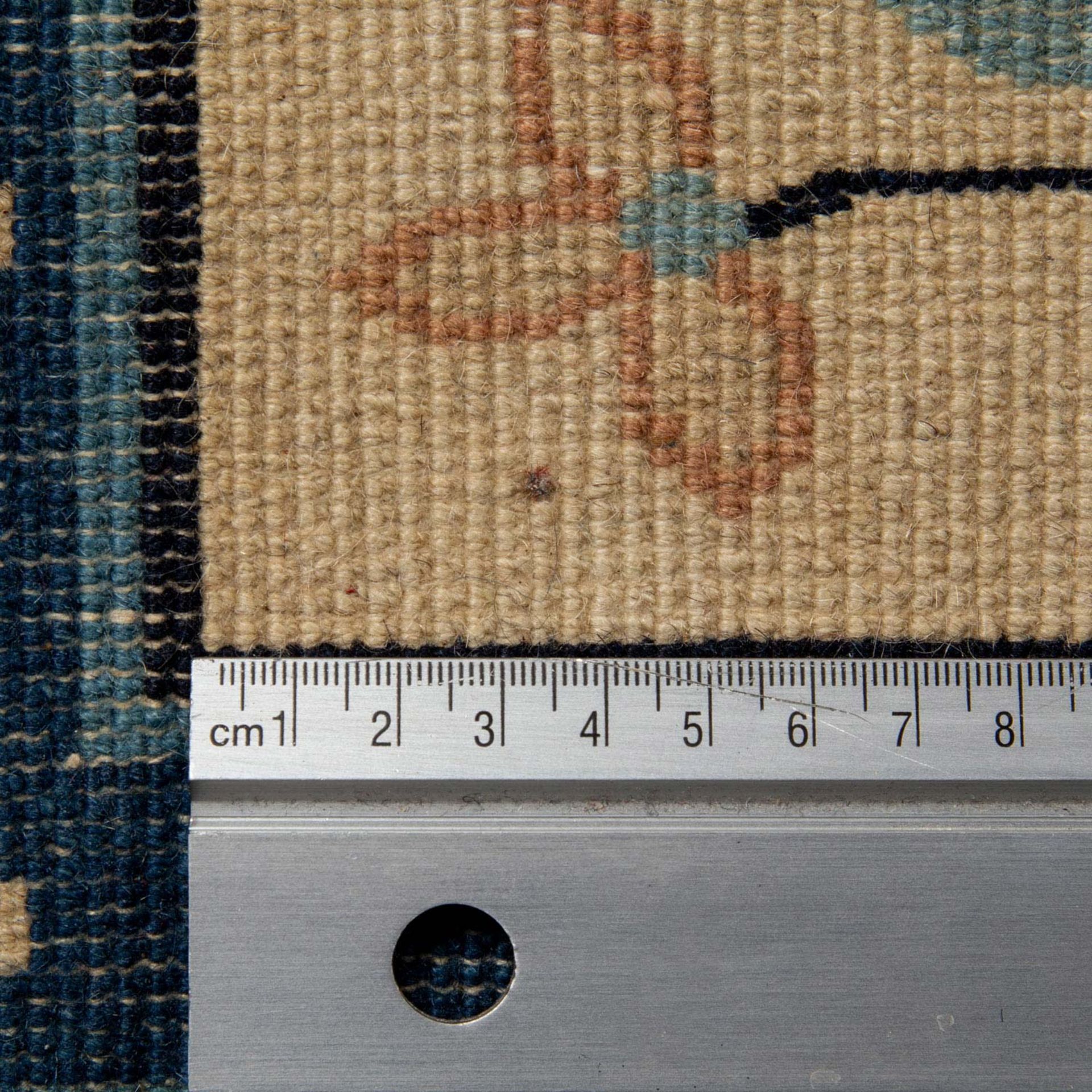 Teppich. CHINA, 20. Jh., ca. 359x271 cm.Der hellbeigefarbene Fond des Innenfeldes ist gemustert - Image 4 of 4