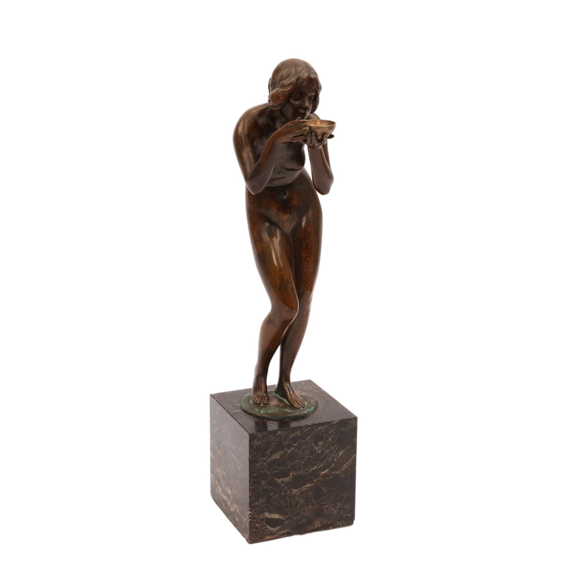 SEIFERT, VICTOR HEINRICH (1870-1953) 'Trinkende'.Bronze, stehende Figur einer nackten Frau, die