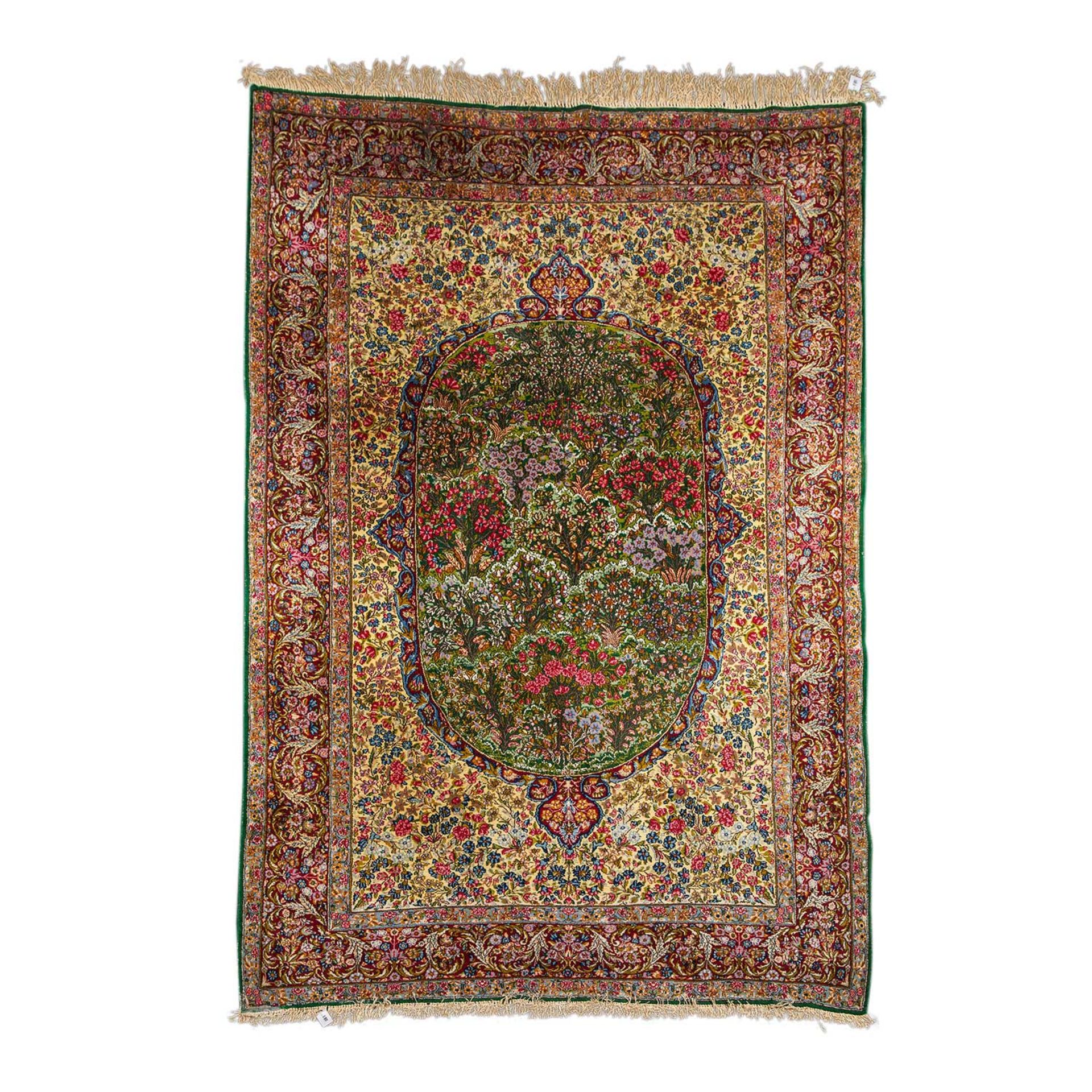 Orientteppich. KIRMAN/IRAN, 1970er Jahre, ca. 321x211 cm.Ein großes, grünes Oval , das aufsteigend
