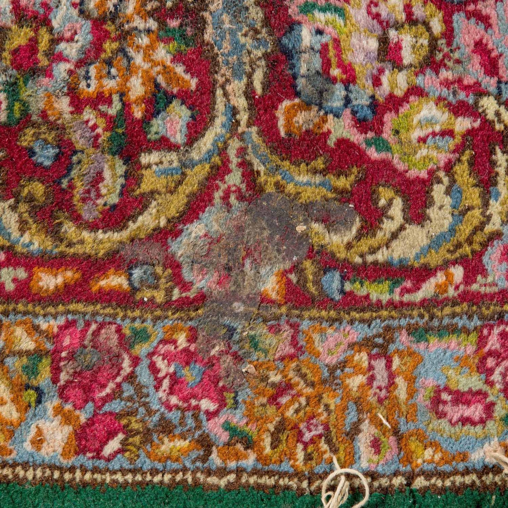 Orientteppich. KIRMAN/IRAN, 1970er Jahre, ca. 321x211 cm.Ein großes, grünes Oval , das aufsteigend - Image 9 of 9