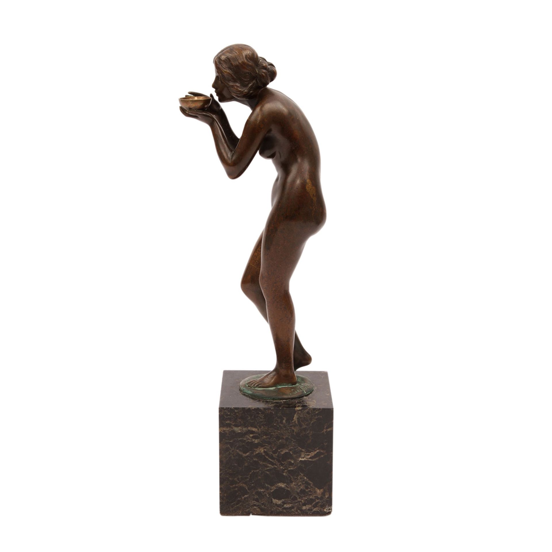 SEIFERT, VICTOR HEINRICH (1870-1953) 'Trinkende'.Bronze, stehende Figur einer nackten Frau, die - Image 3 of 6